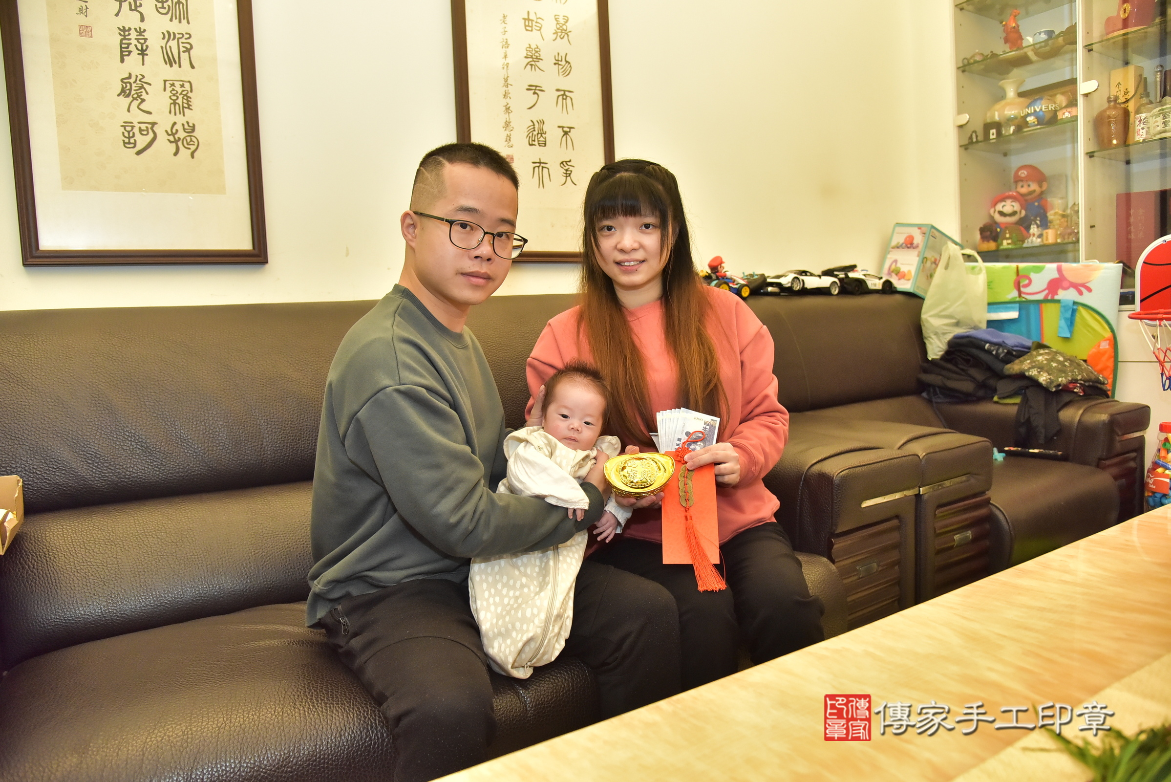 凱凱寶寶(桃園市八德區到府嬰兒凱凱寶寶滿月剃頭理髮、到府嬰兒剃胎毛儀式吉祥話)。到府剃頭剃胎毛主持、專業拍照、證書。★購買「臍帶章、肚臍章、胎毛筆刷印章」贈送：剃頭、收涎、抓周，三選一。2024.12.15，照片17