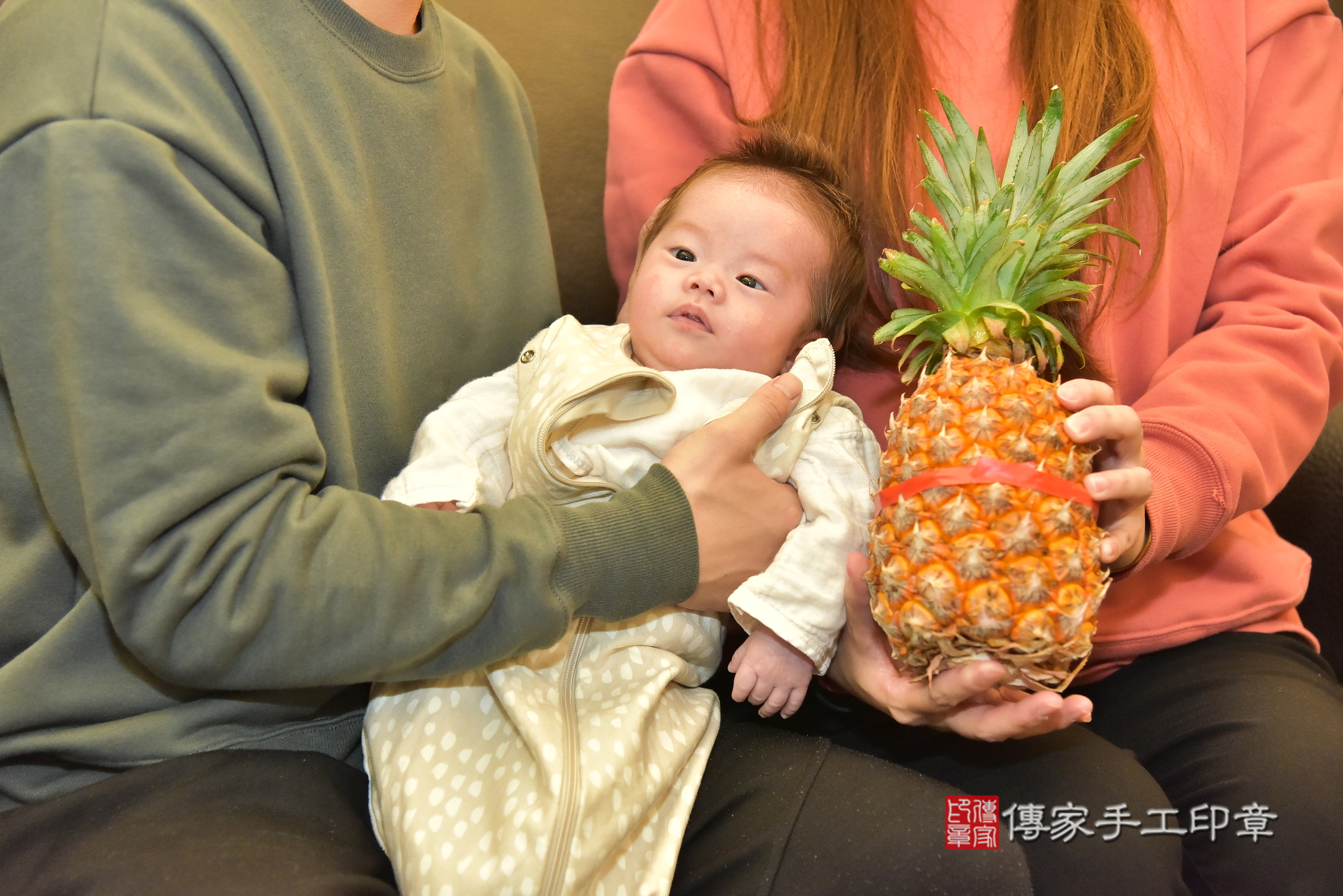 凱凱寶寶(桃園市八德區到府嬰兒凱凱寶寶滿月剃頭理髮、到府嬰兒剃胎毛儀式吉祥話)。到府剃頭剃胎毛主持、專業拍照、證書。★購買「臍帶章、肚臍章、胎毛筆刷印章」贈送：剃頭、收涎、抓周，三選一。2024.12.15，照片15