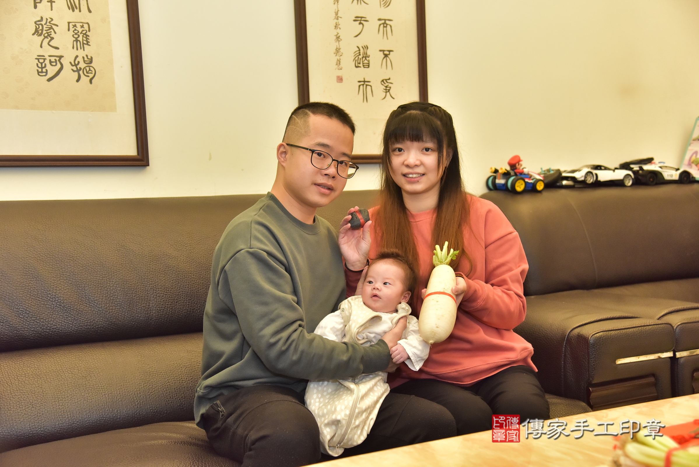 凱凱寶寶(桃園市八德區到府嬰兒凱凱寶寶滿月剃頭理髮、到府嬰兒剃胎毛儀式吉祥話)。到府剃頭剃胎毛主持、專業拍照、證書。★購買「臍帶章、肚臍章、胎毛筆刷印章」贈送：剃頭、收涎、抓周，三選一。2024.12.15，照片9