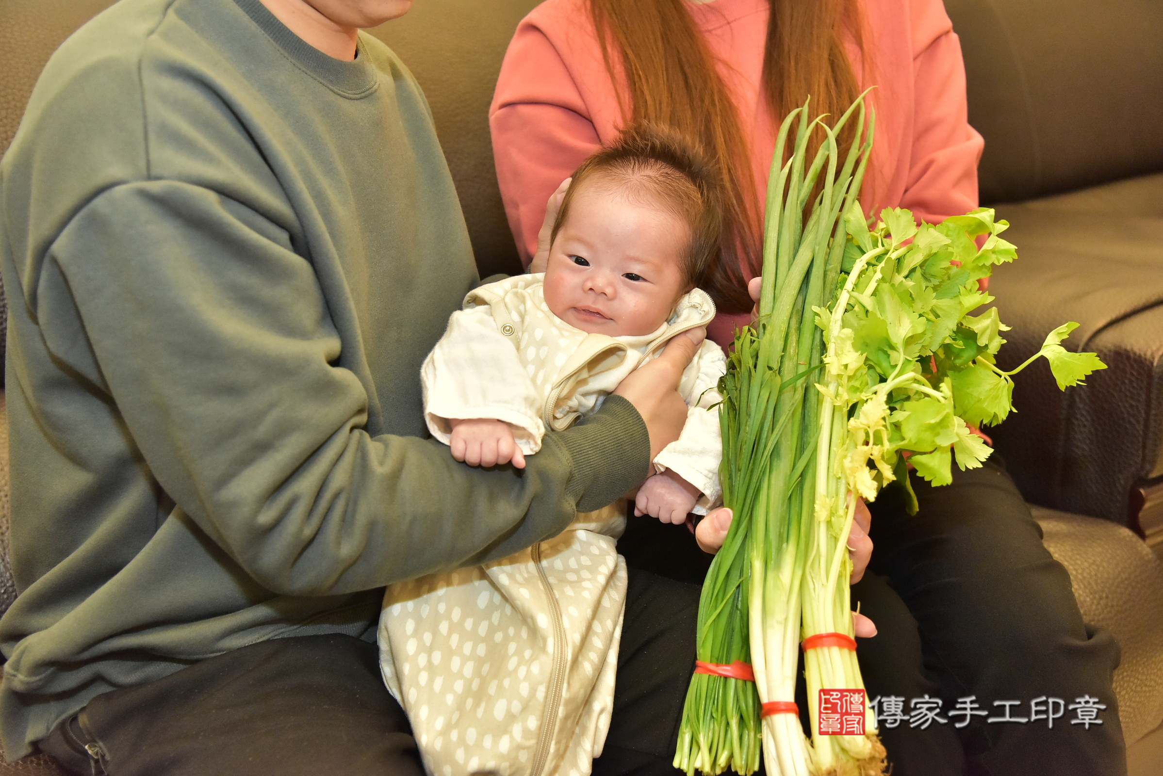 凱凱寶寶(桃園市八德區到府嬰兒凱凱寶寶滿月剃頭理髮、到府嬰兒剃胎毛儀式吉祥話)。到府剃頭剃胎毛主持、專業拍照、證書。★購買「臍帶章、肚臍章、胎毛筆刷印章」贈送：剃頭、收涎、抓周，三選一。2024.12.15，照片14
