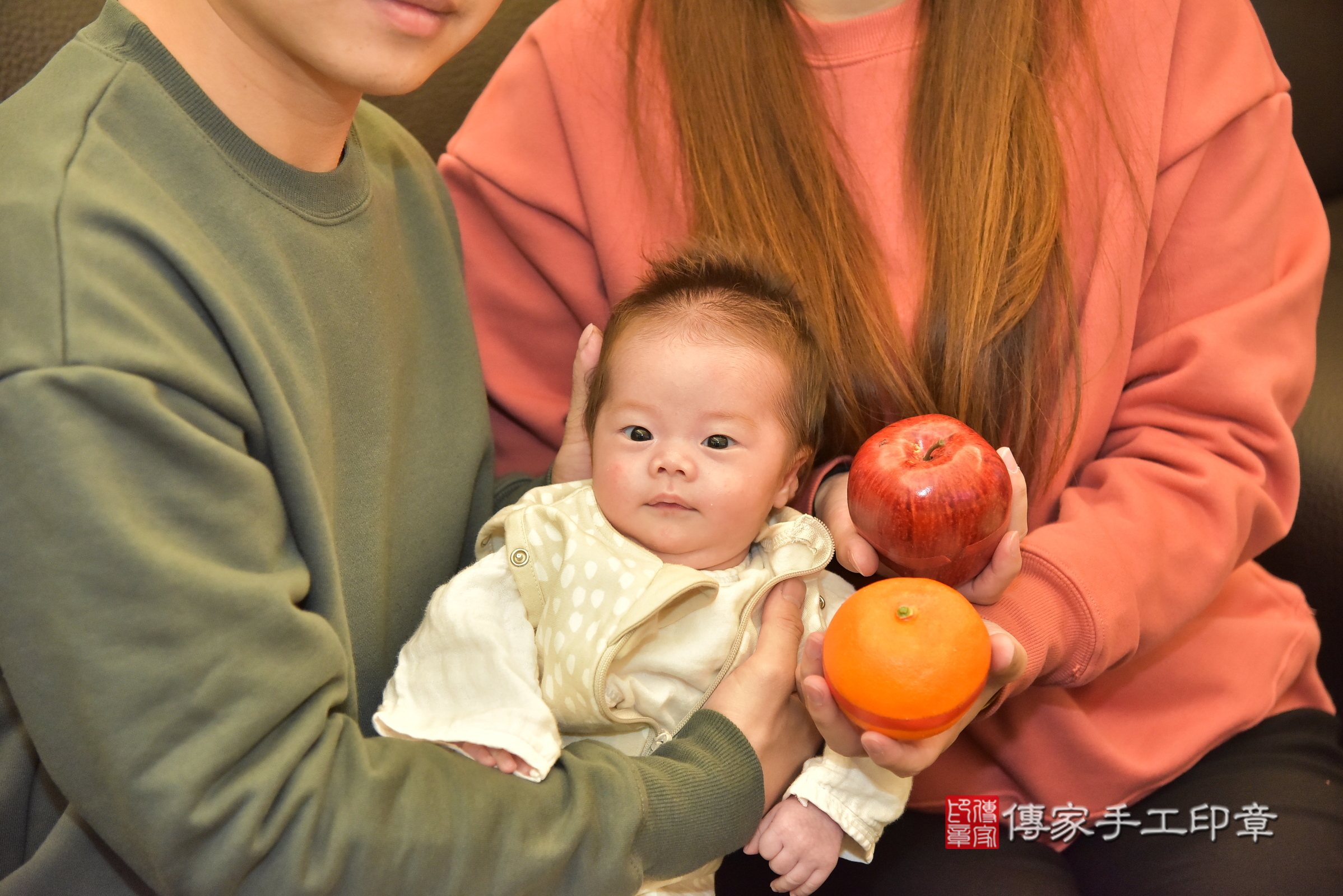 凱凱寶寶(桃園市八德區到府嬰兒凱凱寶寶滿月剃頭理髮、到府嬰兒剃胎毛儀式吉祥話)。到府剃頭剃胎毛主持、專業拍照、證書。★購買「臍帶章、肚臍章、胎毛筆刷印章」贈送：剃頭、收涎、抓周，三選一。2024.12.15，照片11