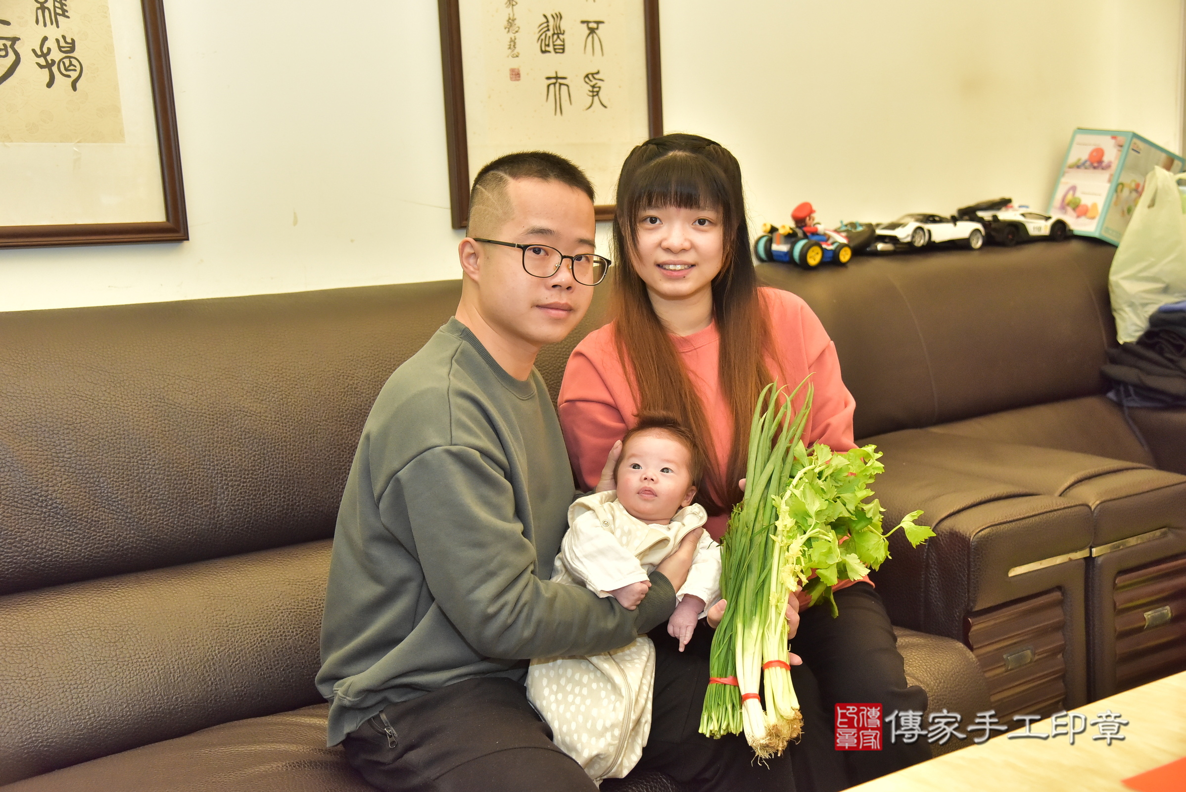 凱凱寶寶(桃園市八德區到府嬰兒凱凱寶寶滿月剃頭理髮、到府嬰兒剃胎毛儀式吉祥話)。到府剃頭剃胎毛主持、專業拍照、證書。★購買「臍帶章、肚臍章、胎毛筆刷印章」贈送：剃頭、收涎、抓周，三選一。2024.12.15，照片13