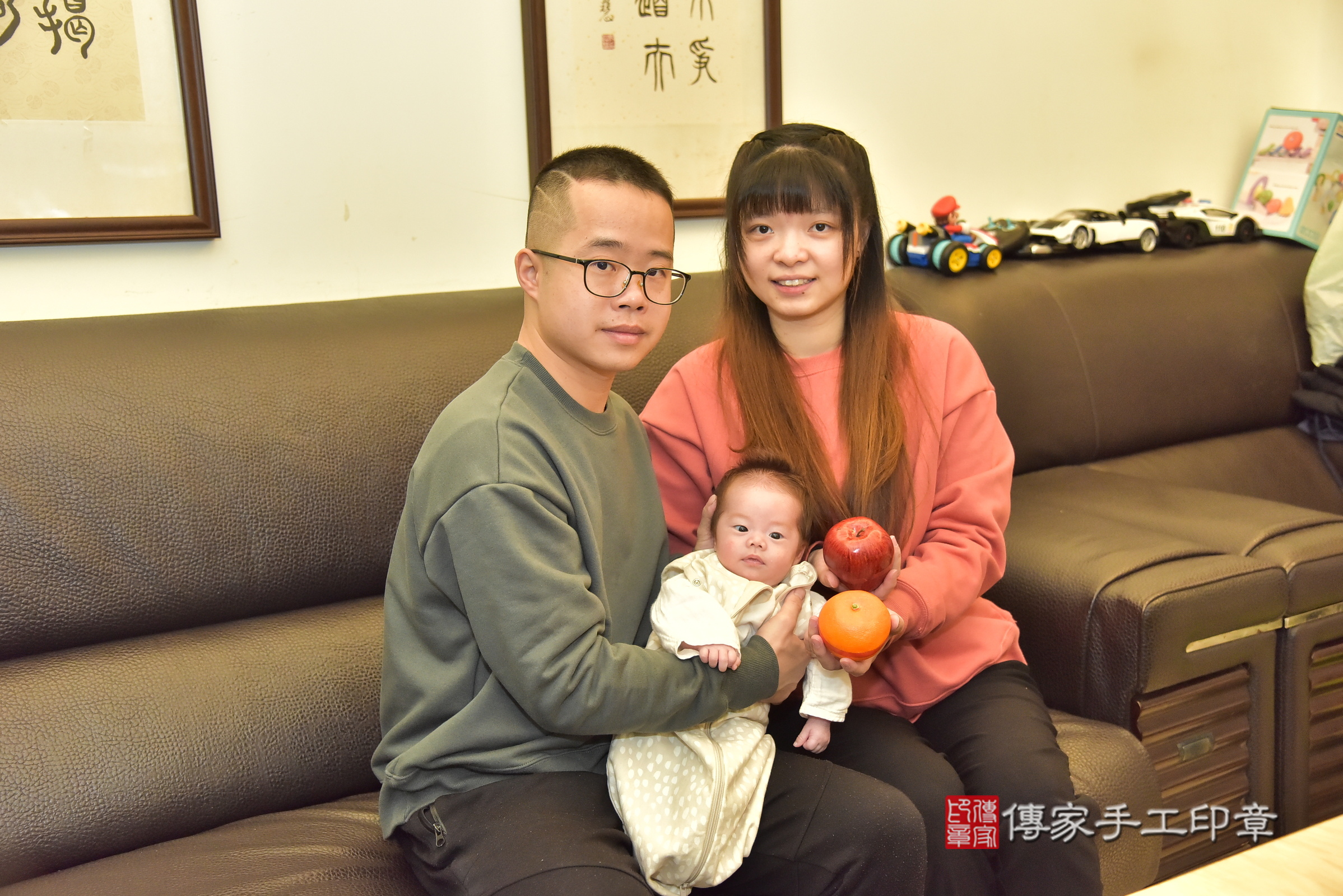 凱凱寶寶(桃園市八德區到府嬰兒凱凱寶寶滿月剃頭理髮、到府嬰兒剃胎毛儀式吉祥話)。到府剃頭剃胎毛主持、專業拍照、證書。★購買「臍帶章、肚臍章、胎毛筆刷印章」贈送：剃頭、收涎、抓周，三選一。2024.12.15，照片12