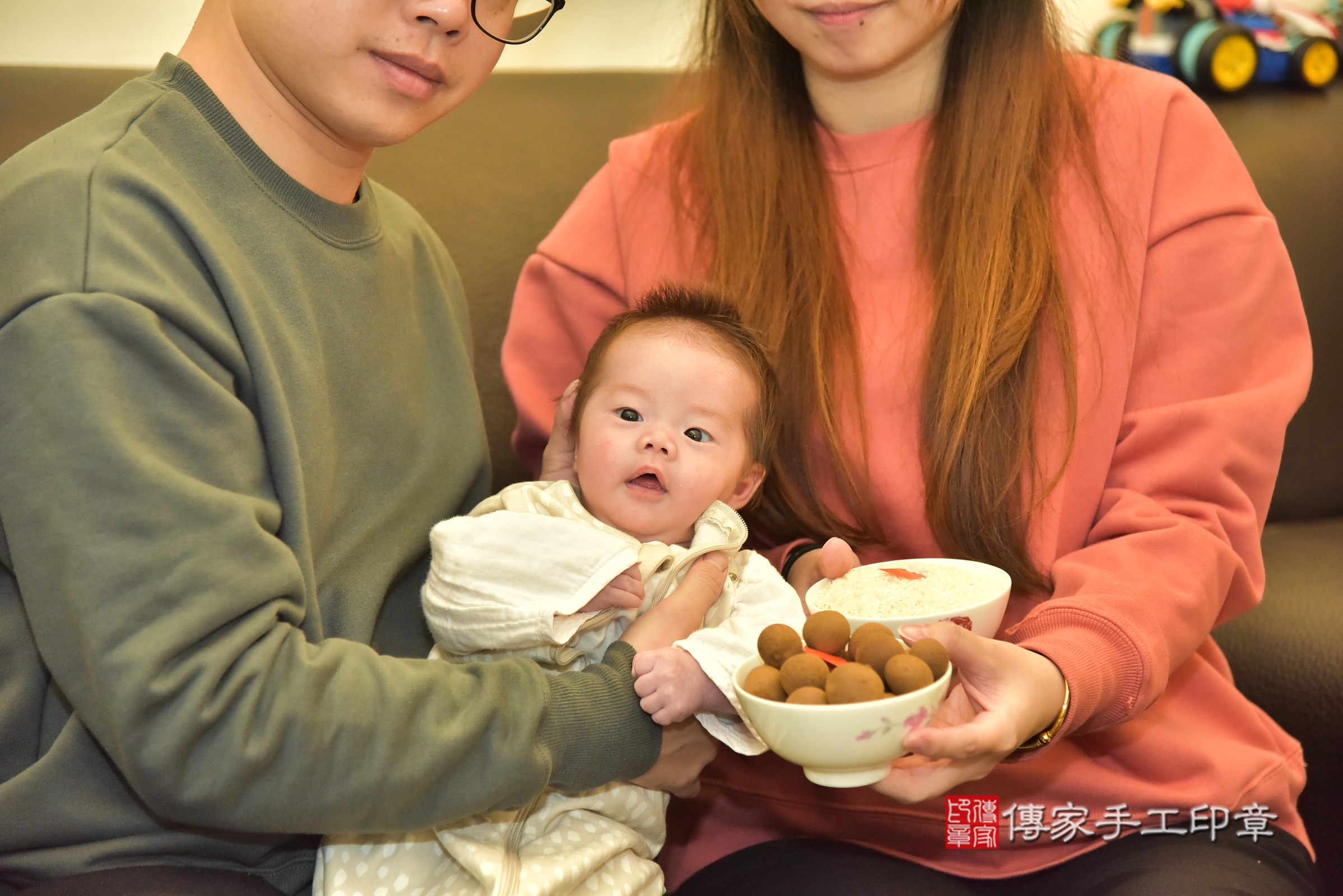 凱凱寶寶(桃園市八德區到府嬰兒凱凱寶寶滿月剃頭理髮、到府嬰兒剃胎毛儀式吉祥話)。到府剃頭剃胎毛主持、專業拍照、證書。★購買「臍帶章、肚臍章、胎毛筆刷印章」贈送：剃頭、收涎、抓周，三選一。2024.12.15，照片7