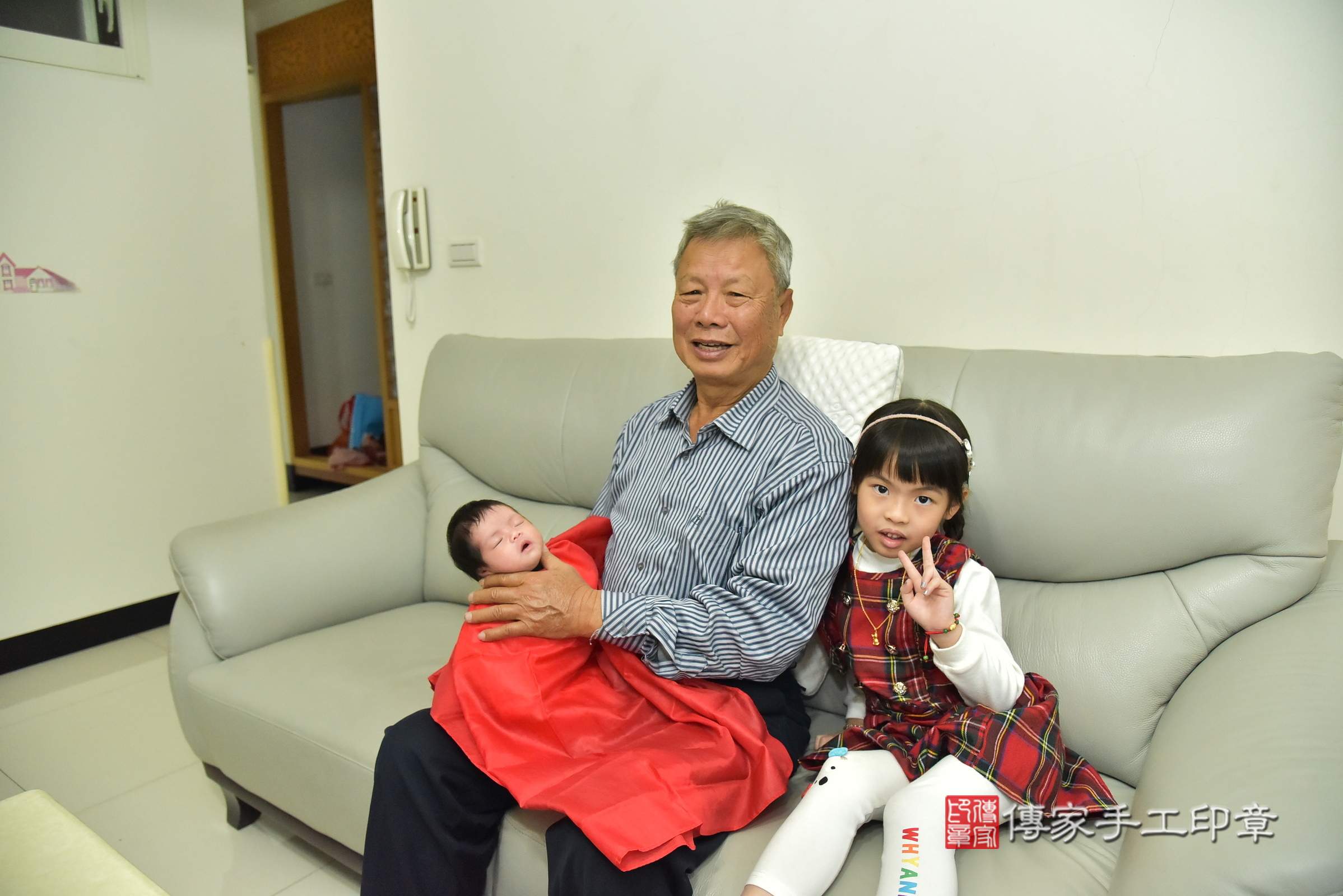 晴晴寶寶(新北市新莊區到府嬰兒晴晴寶寶滿月剃頭理髮、到府嬰兒剃胎毛儀式吉祥話)。到府剃頭剃胎毛主持、專業拍照、證書。★購買「臍帶章、肚臍章、胎毛筆刷印章」贈送：剃頭、收涎、抓周，三選一。2024.12.16，照片12