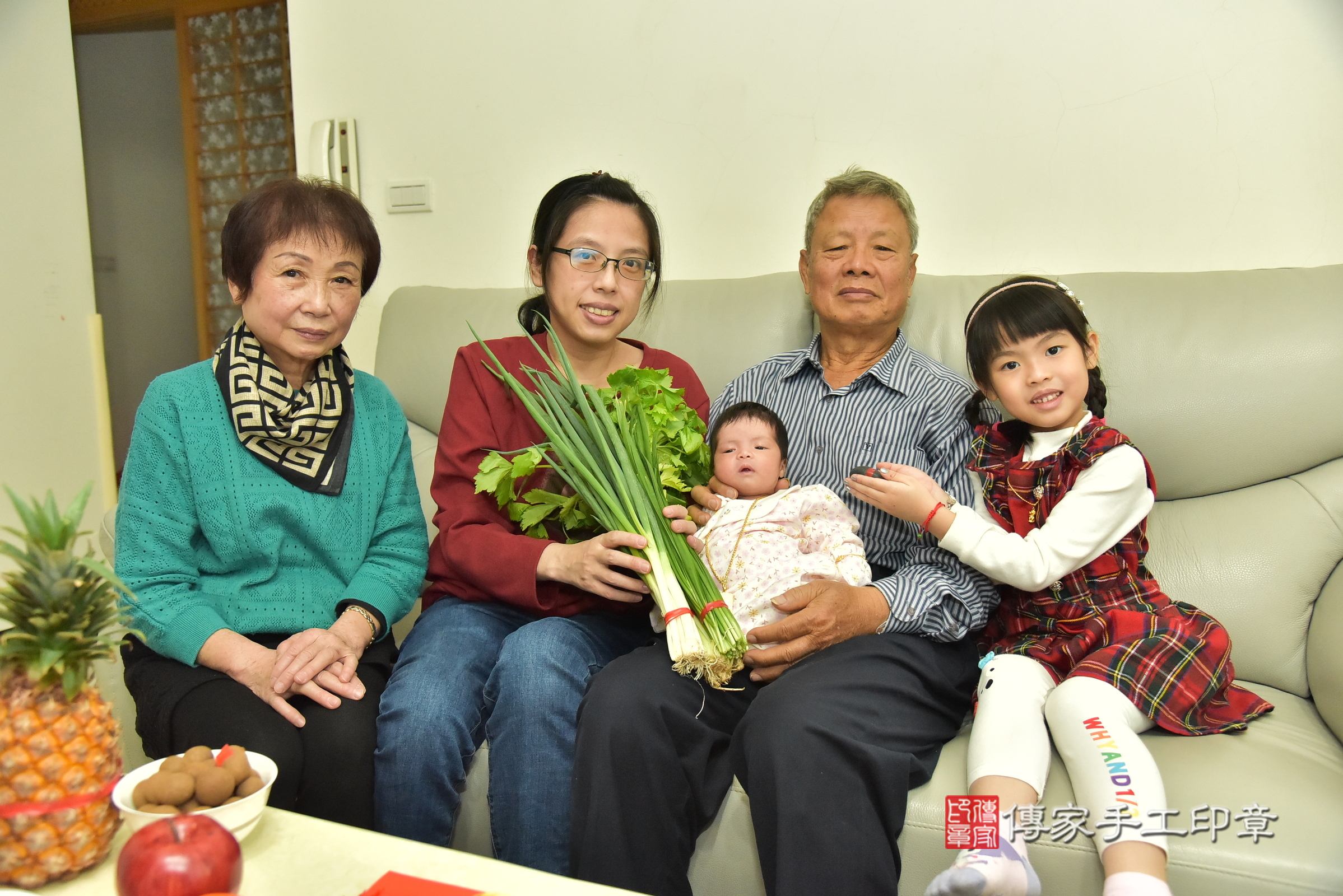 晴晴寶寶(新北市新莊區到府嬰兒晴晴寶寶滿月剃頭理髮、到府嬰兒剃胎毛儀式吉祥話)。到府剃頭剃胎毛主持、專業拍照、證書。★購買「臍帶章、肚臍章、胎毛筆刷印章」贈送：剃頭、收涎、抓周，三選一。2024.12.16，照片8