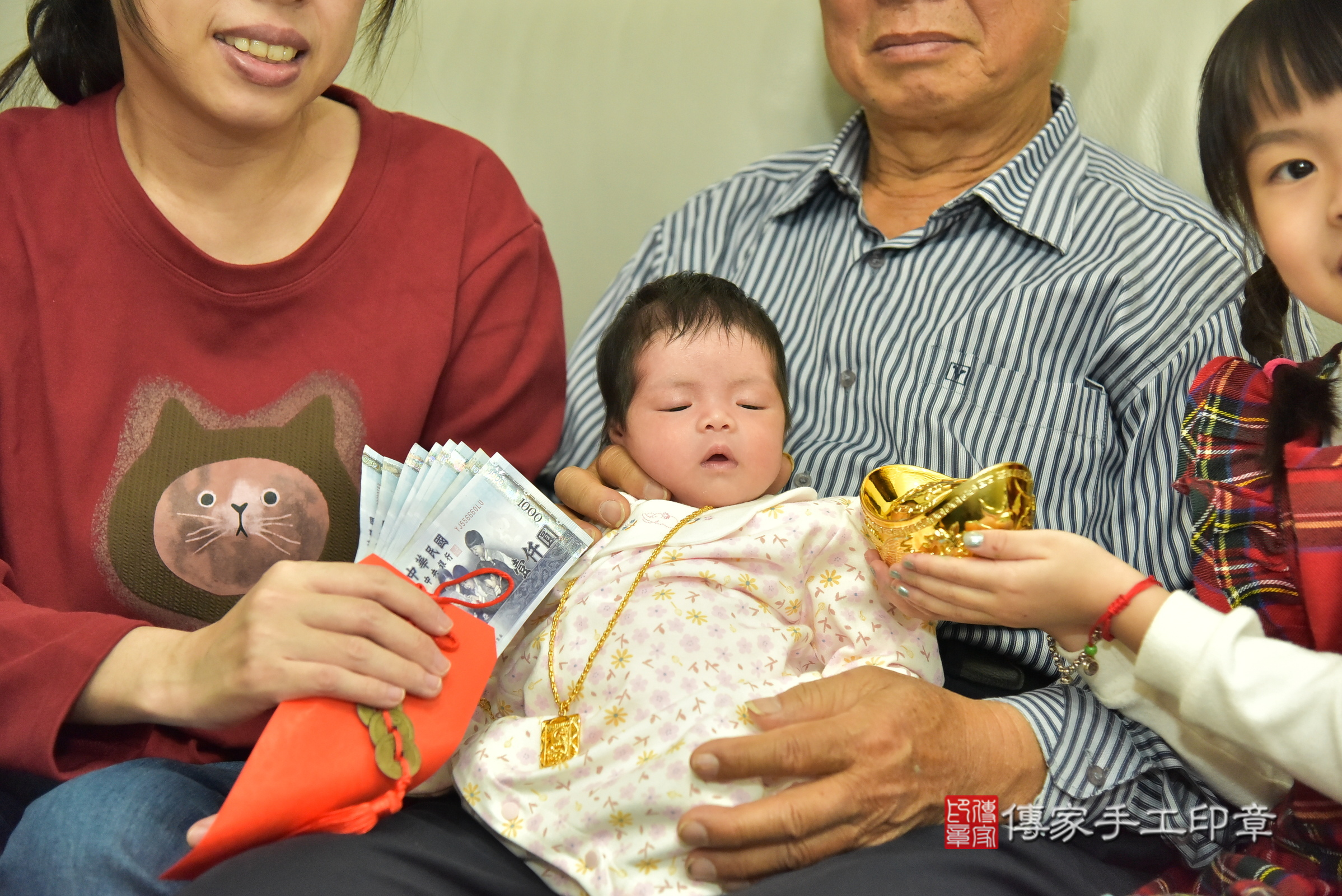 晴晴寶寶(新北市新莊區到府嬰兒晴晴寶寶滿月剃頭理髮、到府嬰兒剃胎毛儀式吉祥話)。到府剃頭剃胎毛主持、專業拍照、證書。★購買「臍帶章、肚臍章、胎毛筆刷印章」贈送：剃頭、收涎、抓周，三選一。2024.12.16，照片11