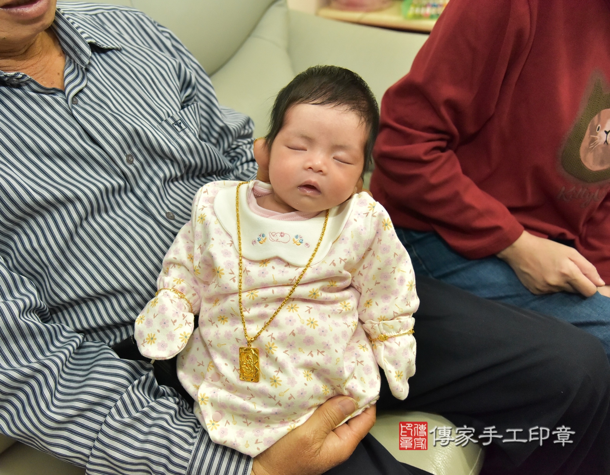 晴晴寶寶(新北市新莊區到府嬰兒晴晴寶寶滿月剃頭理髮、到府嬰兒剃胎毛儀式吉祥話)。到府剃頭剃胎毛主持、專業拍照、證書。★購買「臍帶章、肚臍章、胎毛筆刷印章」贈送：剃頭、收涎、抓周，三選一。2024.12.16，照片2