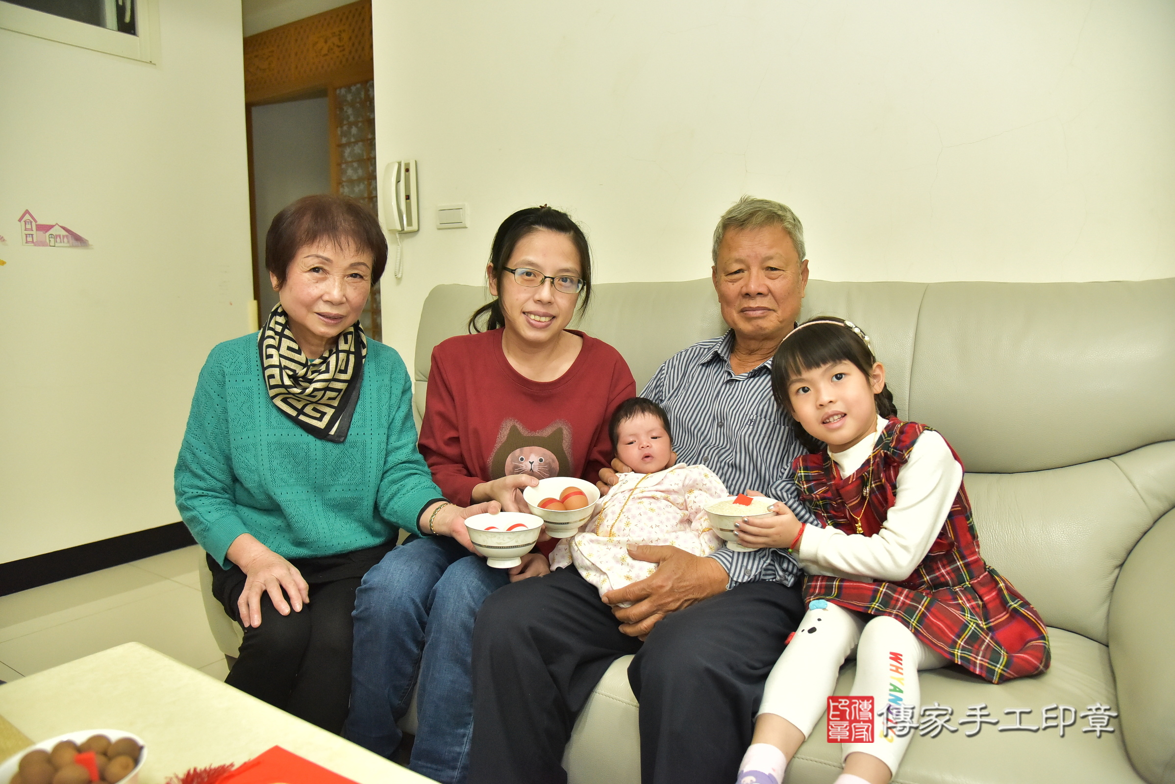 晴晴寶寶(新北市新莊區到府嬰兒晴晴寶寶滿月剃頭理髮、到府嬰兒剃胎毛儀式吉祥話)。到府剃頭剃胎毛主持、專業拍照、證書。★購買「臍帶章、肚臍章、胎毛筆刷印章」贈送：剃頭、收涎、抓周，三選一。2024.12.16，照片4