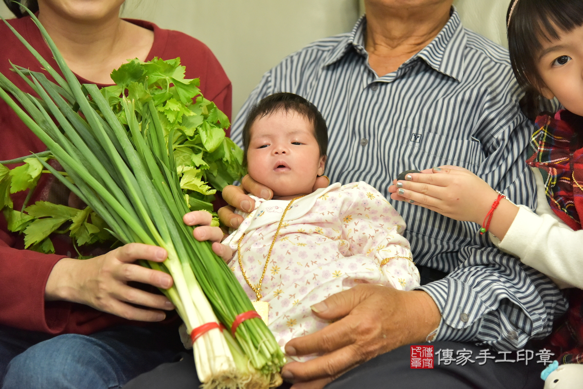 晴晴寶寶(新北市新莊區到府嬰兒晴晴寶寶滿月剃頭理髮、到府嬰兒剃胎毛儀式吉祥話)。到府剃頭剃胎毛主持、專業拍照、證書。★購買「臍帶章、肚臍章、胎毛筆刷印章」贈送：剃頭、收涎、抓周，三選一。2024.12.16，照片9