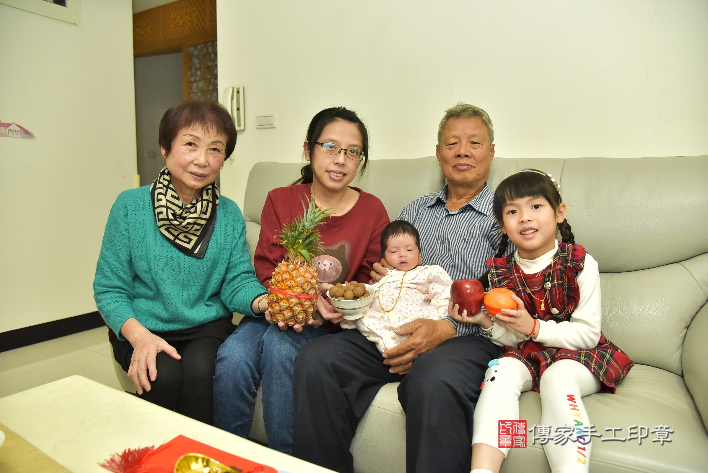 晴晴寶寶(新北市新莊區到府嬰兒晴晴寶寶滿月剃頭理髮、到府嬰兒剃胎毛儀式吉祥話)。到府剃頭剃胎毛主持、專業拍照、證書。★購買「臍帶章、肚臍章、胎毛筆刷印章」贈送：剃頭、收涎、抓周，三選一。2024.12.16，照片6