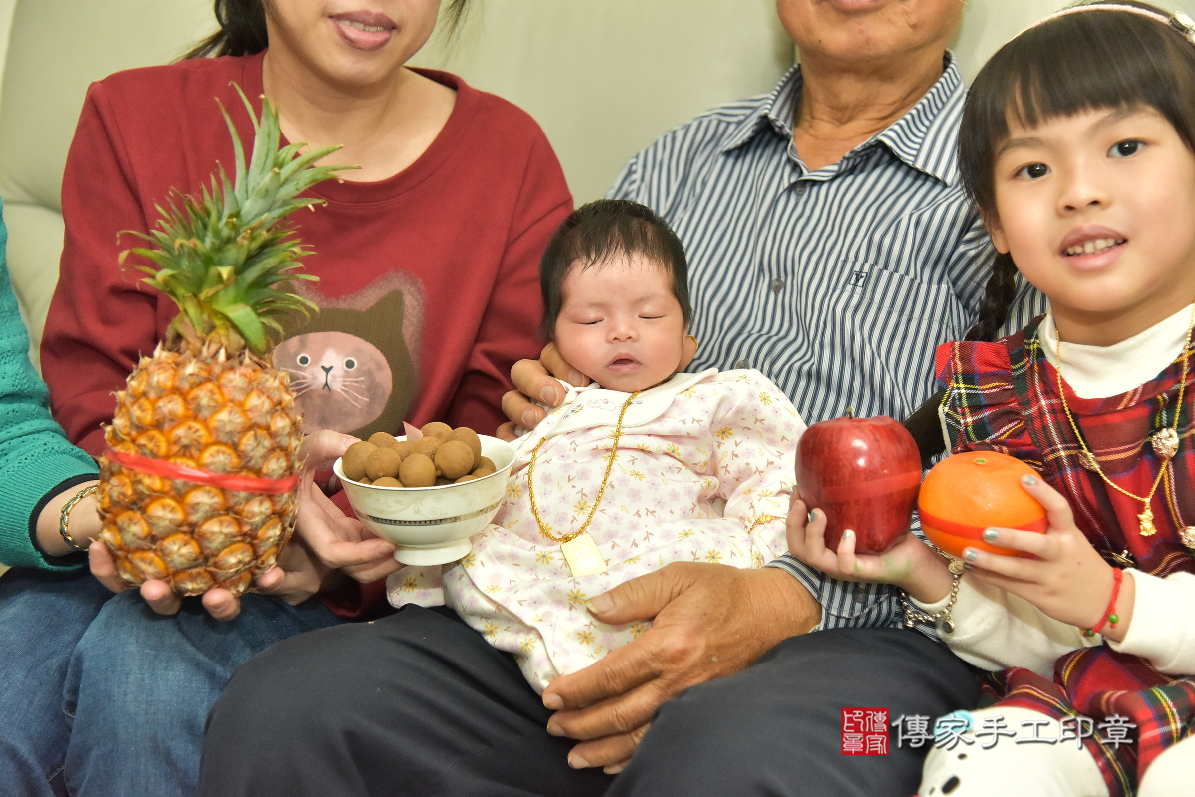晴晴寶寶(新北市新莊區到府嬰兒晴晴寶寶滿月剃頭理髮、到府嬰兒剃胎毛儀式吉祥話)。到府剃頭剃胎毛主持、專業拍照、證書。★購買「臍帶章、肚臍章、胎毛筆刷印章」贈送：剃頭、收涎、抓周，三選一。2024.12.16，照片7