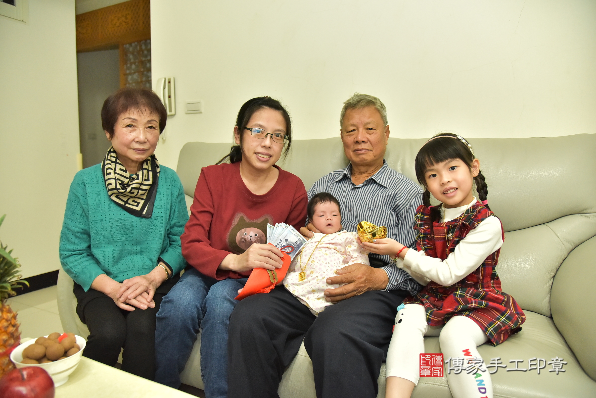 晴晴寶寶(新北市新莊區到府嬰兒晴晴寶寶滿月剃頭理髮、到府嬰兒剃胎毛儀式吉祥話)。到府剃頭剃胎毛主持、專業拍照、證書。★購買「臍帶章、肚臍章、胎毛筆刷印章」贈送：剃頭、收涎、抓周，三選一。2024.12.16，照片10