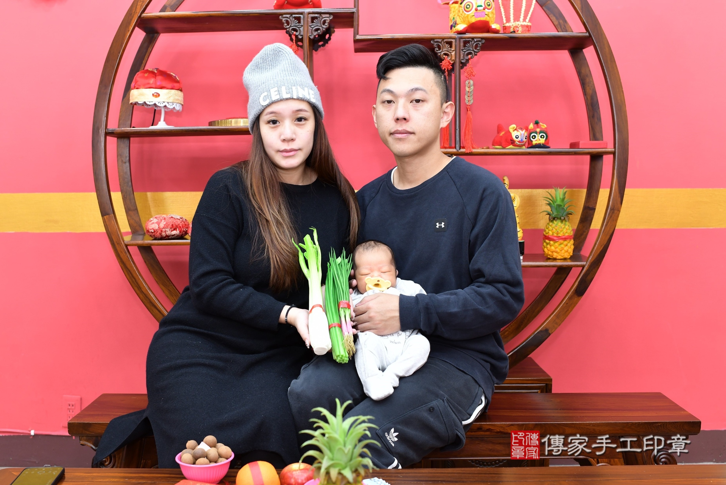 承承寶寶(新北市永和區嬰兒寶寶滿月剃頭理髮、嬰兒剃胎毛儀式吉祥話)。中國風會場，爸媽寶貝穿「日中韓」古裝禮服。專業拍照、證書。★購買「臍帶章、肚臍章、胎毛筆刷印章」贈送：剃頭、收涎、抓周，三選一。2024.12.17，照片12