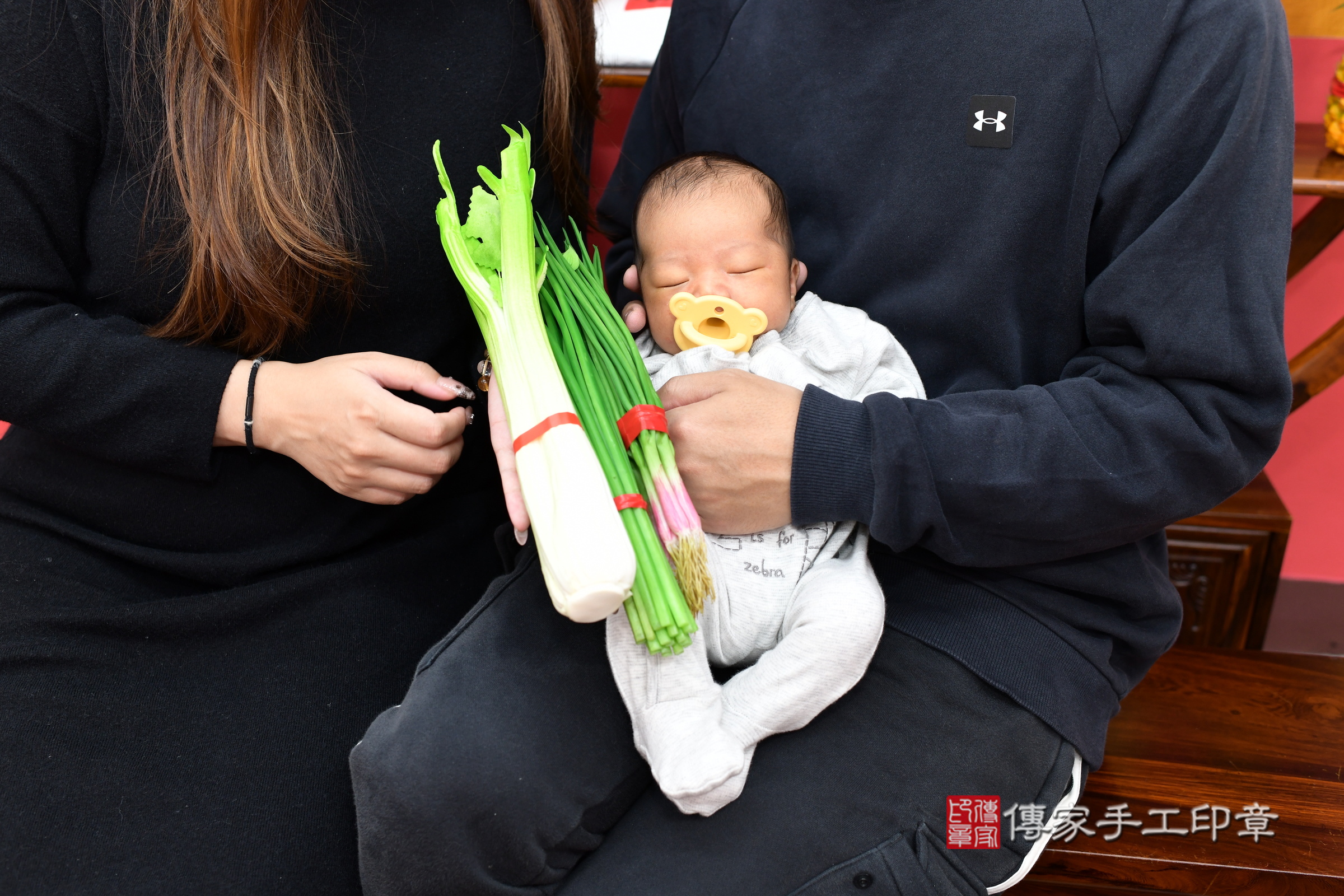 承承寶寶(新北市永和區嬰兒寶寶滿月剃頭理髮、嬰兒剃胎毛儀式吉祥話)。中國風會場，爸媽寶貝穿「日中韓」古裝禮服。專業拍照、證書。★購買「臍帶章、肚臍章、胎毛筆刷印章」贈送：剃頭、收涎、抓周，三選一。2024.12.17，照片11
