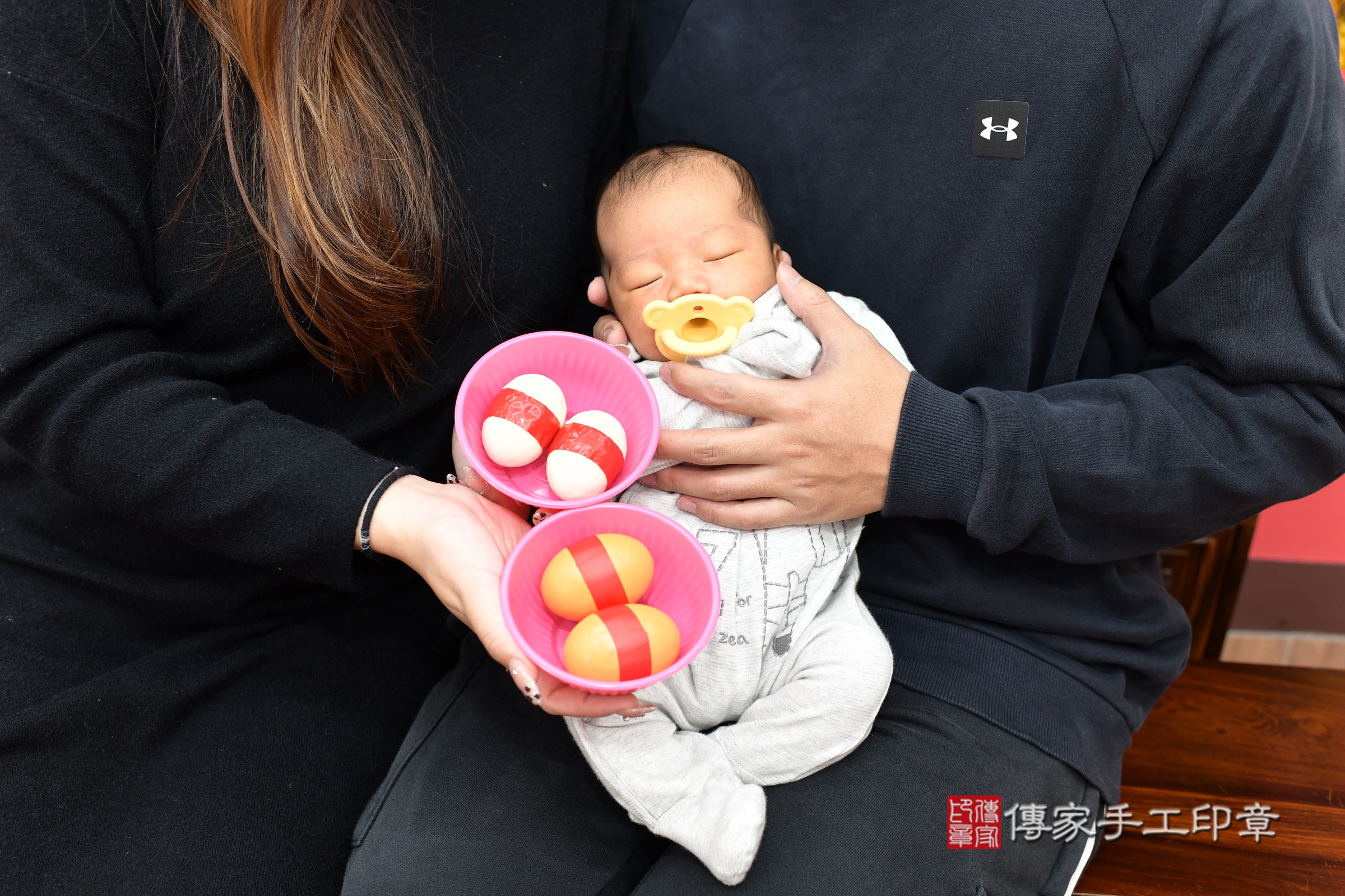 承承寶寶(新北市永和區嬰兒寶寶滿月剃頭理髮、嬰兒剃胎毛儀式吉祥話)。中國風會場，爸媽寶貝穿「日中韓」古裝禮服。專業拍照、證書。★購買「臍帶章、肚臍章、胎毛筆刷印章」贈送：剃頭、收涎、抓周，三選一。2024.12.17，照片4