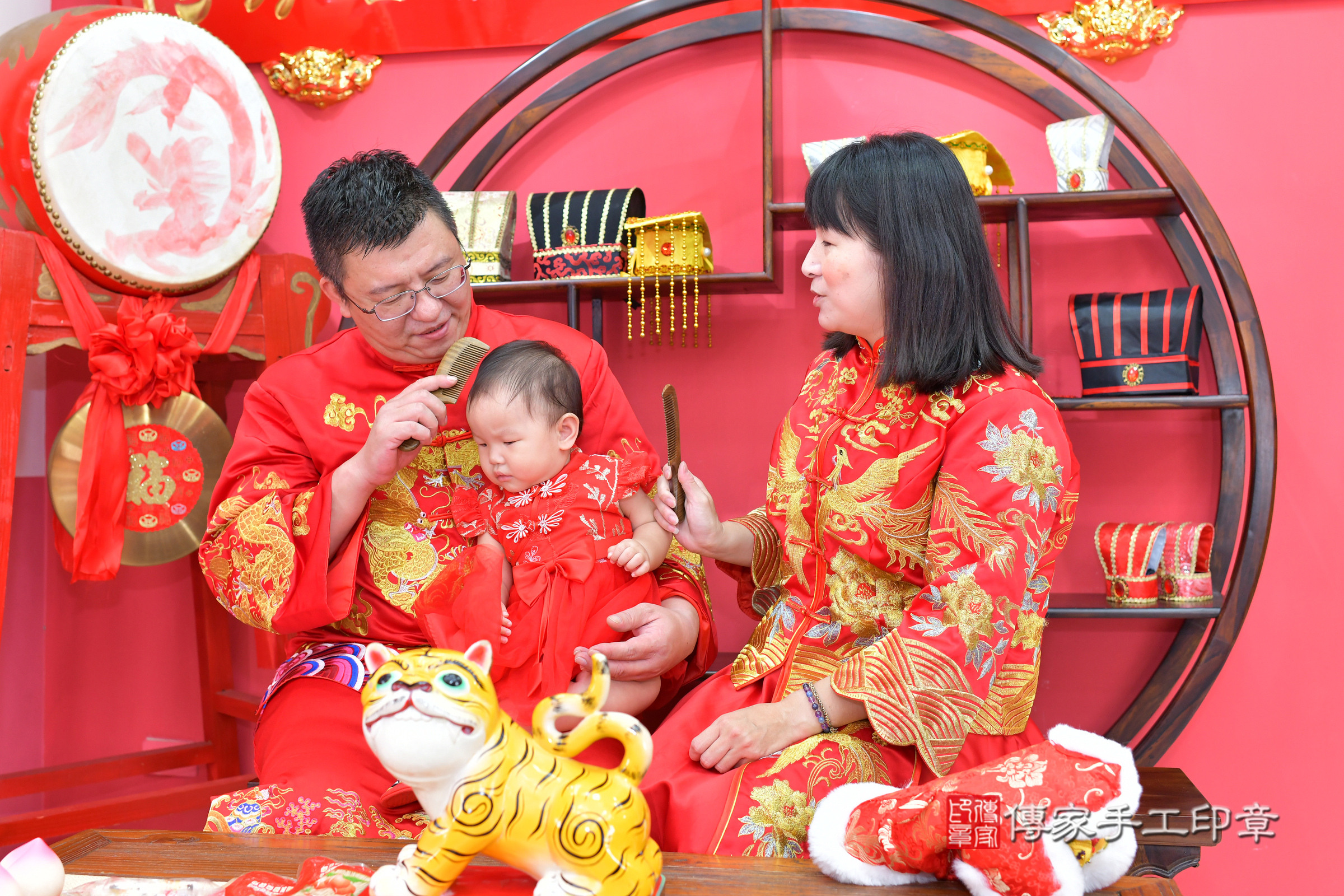 台中市北區亭亭寶寶抓周推薦：傳家台中店抓周度脺中國風會場，嬰兒古禮抓周流程儀式吉祥話、抓周道具物品24種、拍照。抓周證書。2024.11.1，照片11