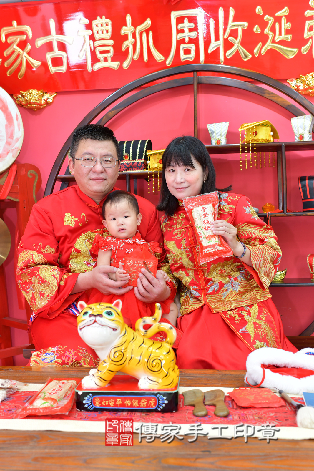 台中市北區亭亭寶寶抓周推薦：傳家台中店抓周度脺中國風會場，嬰兒古禮抓周流程儀式吉祥話、抓周道具物品24種、拍照。抓周證書。2024.11.1，照片16