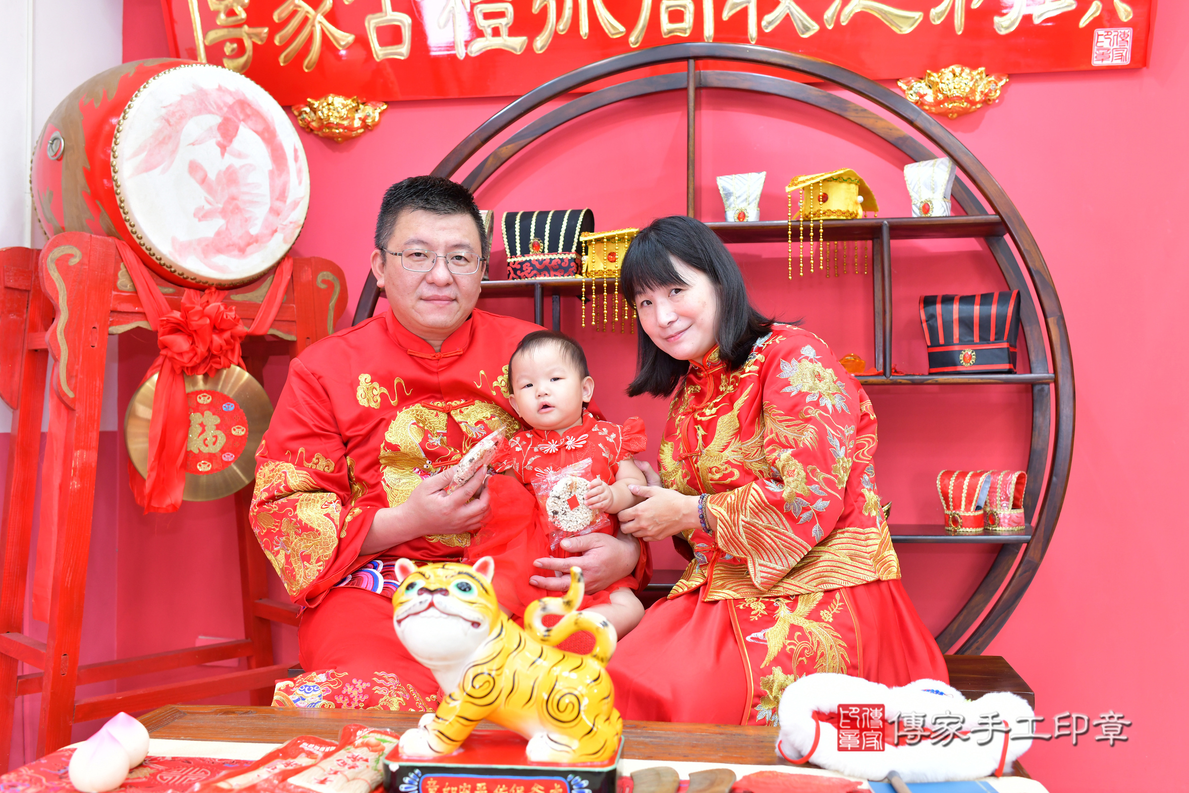 台中市北區亭亭寶寶抓周推薦：傳家台中店抓周度脺中國風會場，嬰兒古禮抓周流程儀式吉祥話、抓周道具物品24種、拍照。抓周證書。2024.11.1，照片15
