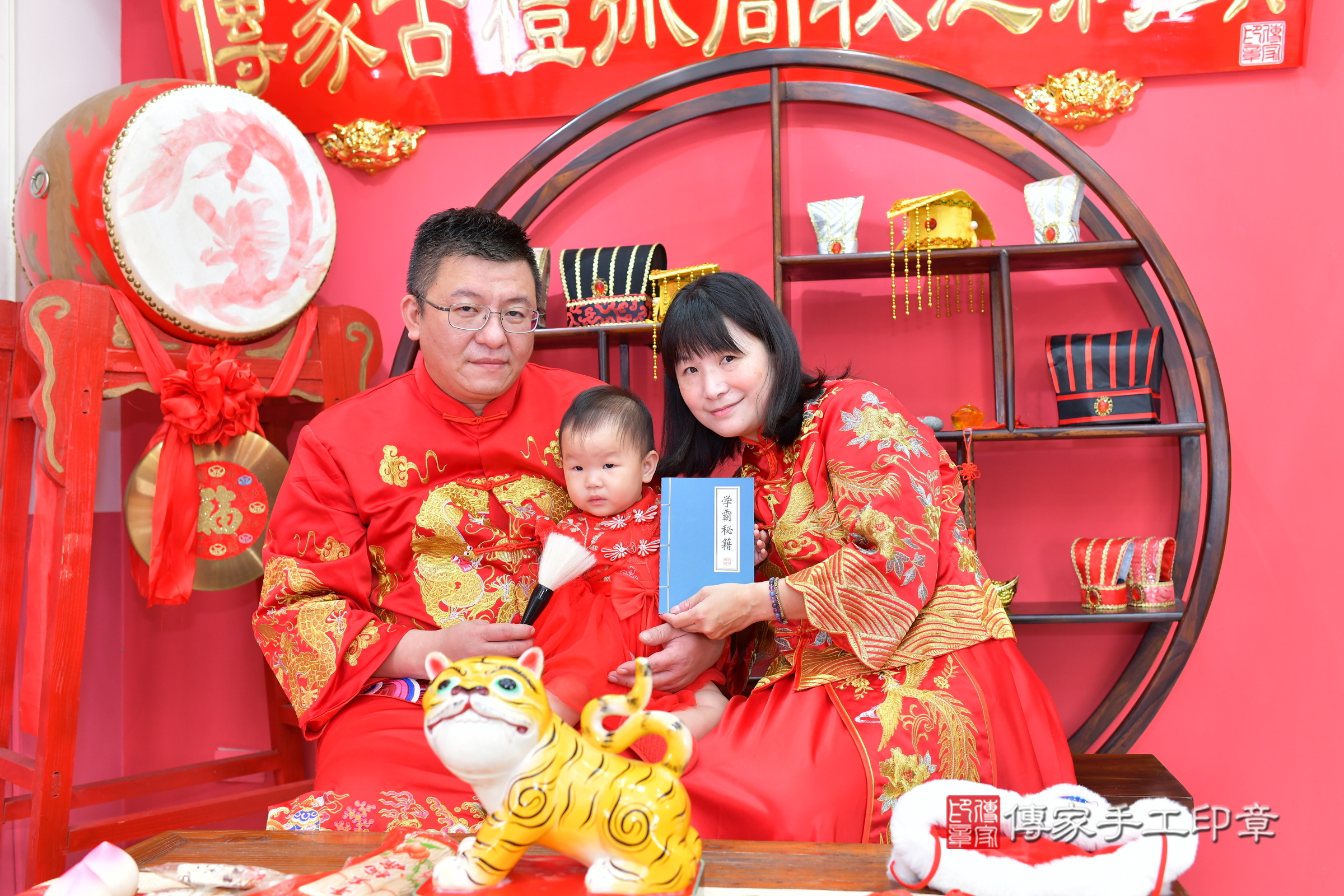 台中市北區亭亭寶寶抓周推薦：傳家台中店抓周度脺中國風會場，嬰兒古禮抓周流程儀式吉祥話、抓周道具物品24種、拍照。抓周證書。2024.11.1，照片17