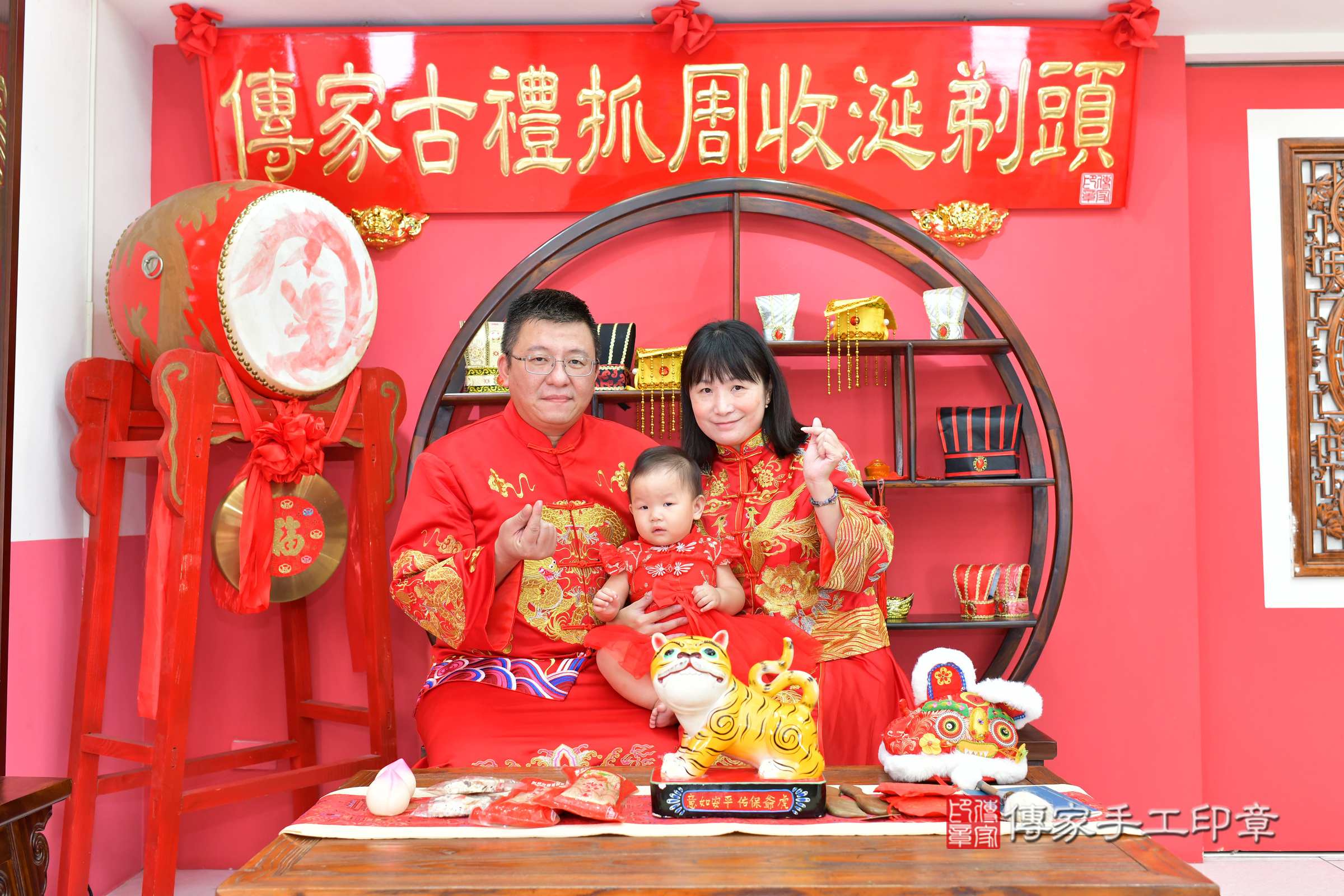 台中市北區亭亭寶寶抓周推薦：傳家台中店抓周度脺中國風會場，嬰兒古禮抓周流程儀式吉祥話、抓周道具物品24種、拍照。抓周證書。2024.11.1，照片2