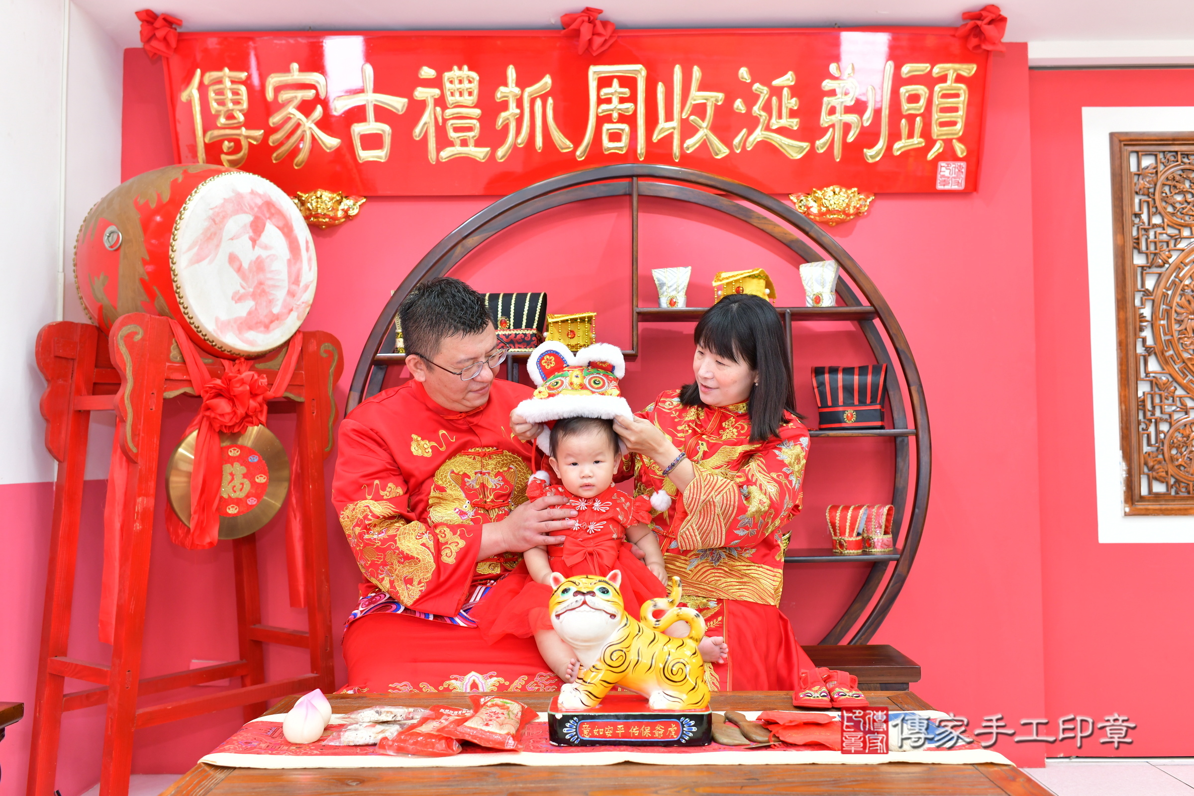 台中市北區亭亭寶寶抓周推薦：傳家台中店抓周度脺中國風會場，嬰兒古禮抓周流程儀式吉祥話、抓周道具物品24種、拍照。抓周證書。2024.11.1，照片13