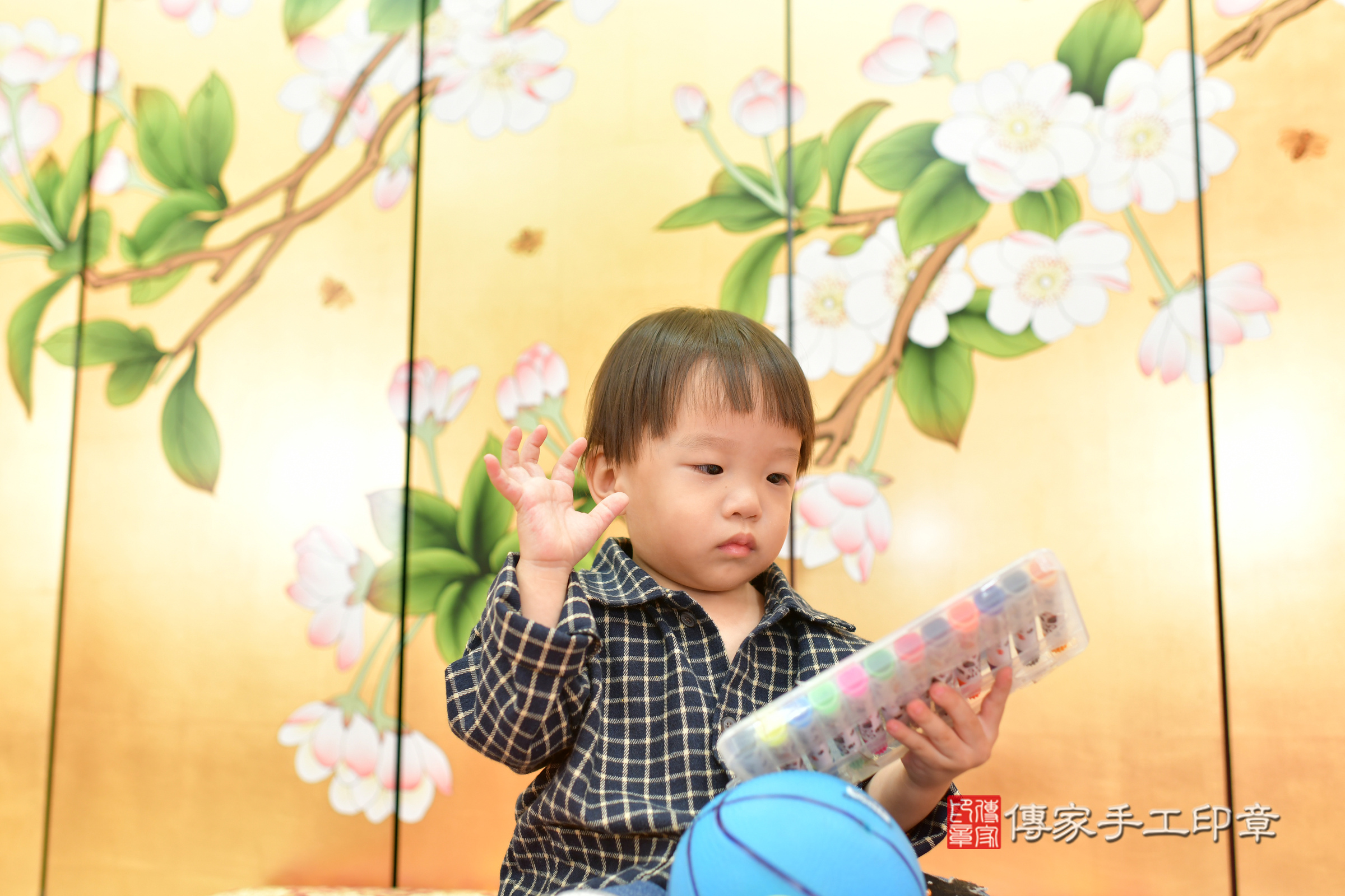 台中市北區小秦寶寶抓周推薦：傳家台中店抓周度脺中國風會場，嬰兒古禮抓周流程儀式吉祥話、抓周道具物品24種、拍照。抓周證書。2024.11.7，照片6