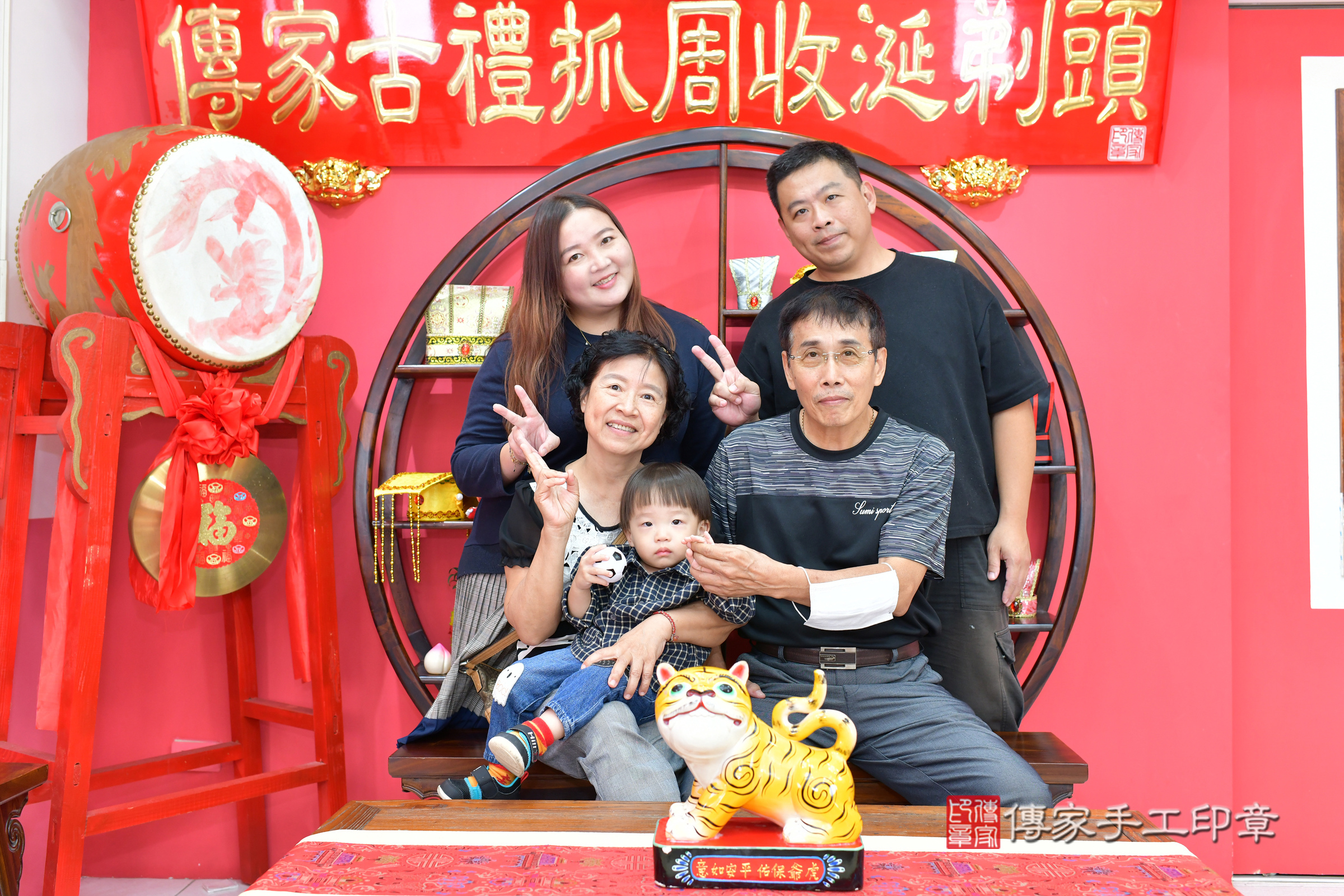 台中市北區小秦寶寶抓周推薦：傳家台中店抓周度脺中國風會場，嬰兒古禮抓周流程儀式吉祥話、抓周道具物品24種、拍照。抓周證書。2024.11.7，照片11
