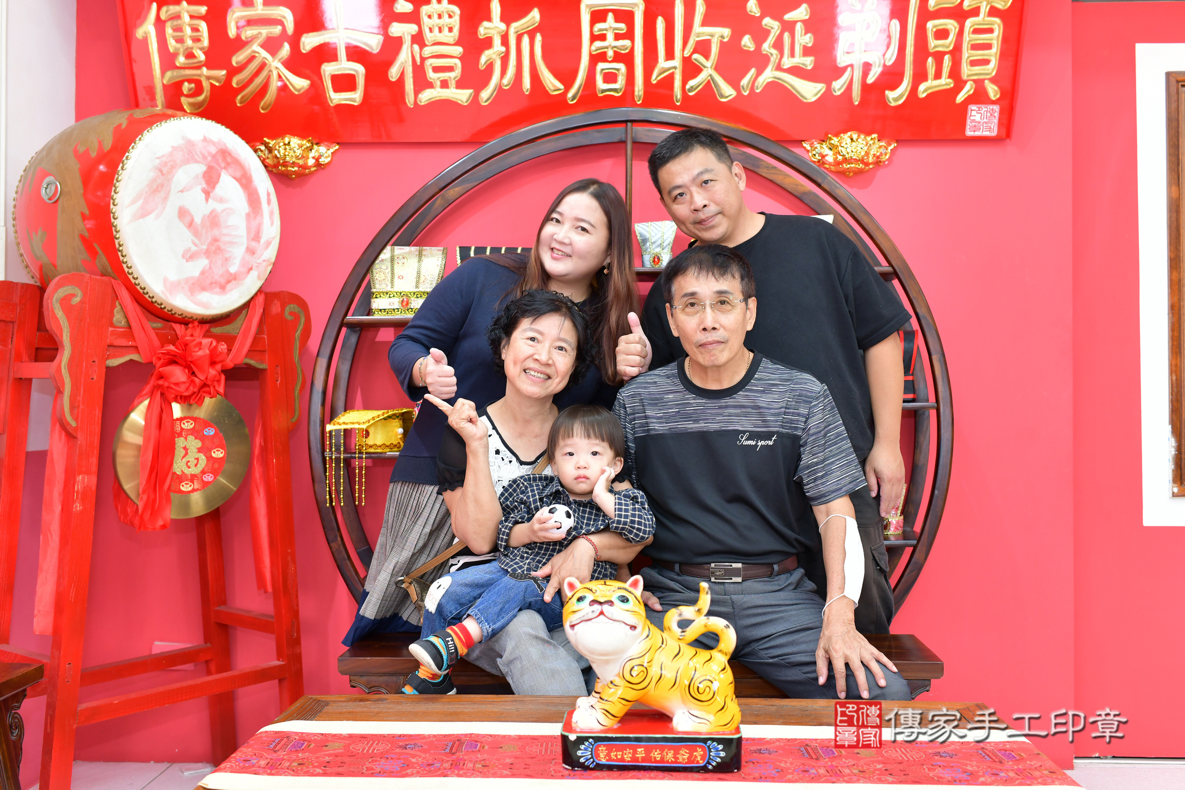 台中市北區小秦寶寶抓周推薦：傳家台中店抓周度脺中國風會場，嬰兒古禮抓周流程儀式吉祥話、抓周道具物品24種、拍照。抓周證書。2024.11.7，照片12