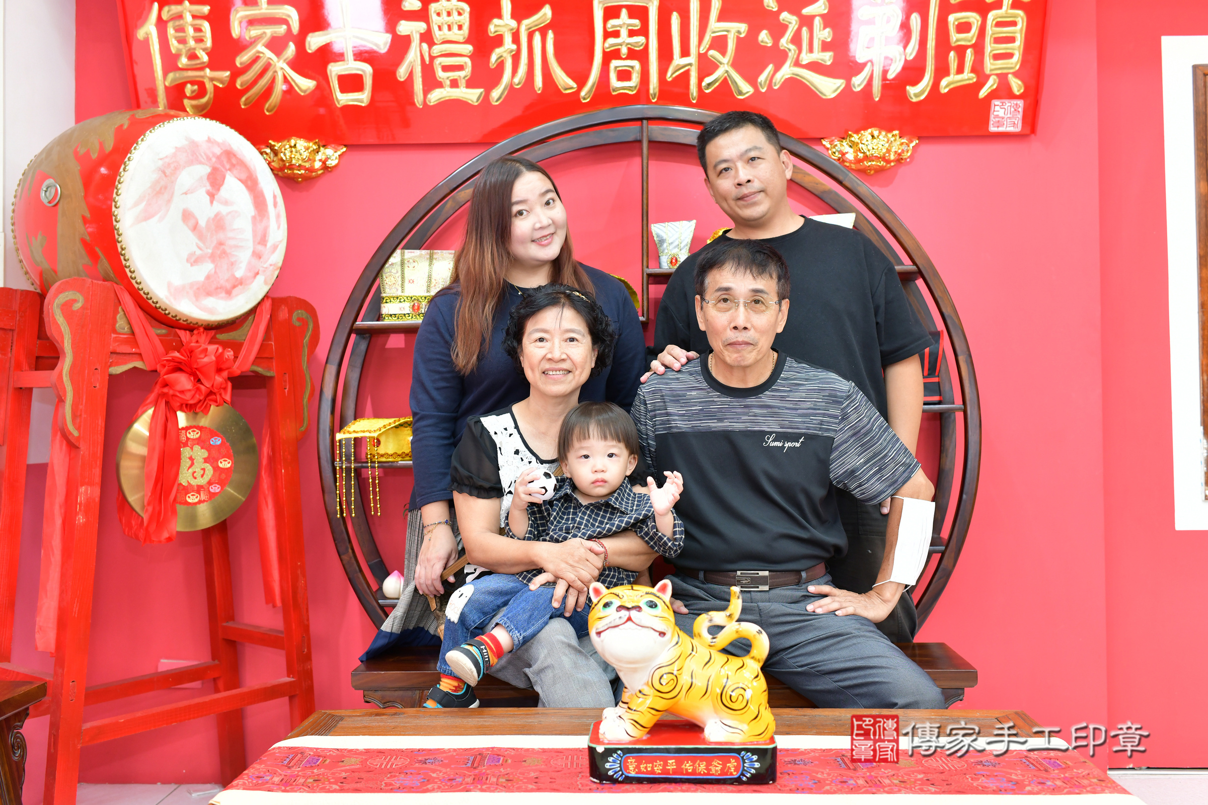 台中市北區小秦寶寶抓周推薦：傳家台中店抓周度脺中國風會場，嬰兒古禮抓周流程儀式吉祥話、抓周道具物品24種、拍照。抓周證書。2024.11.7，照片10