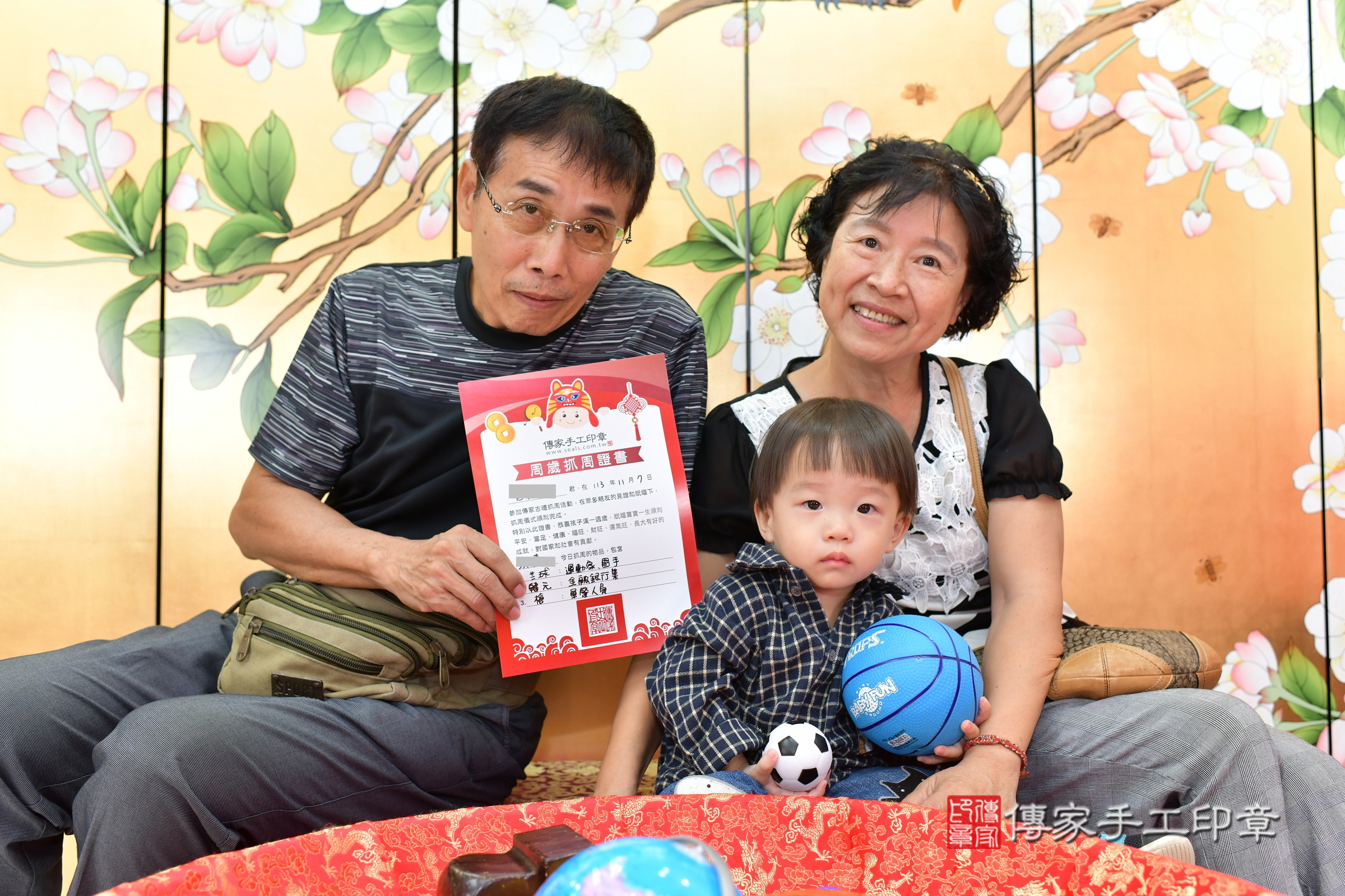 台中市北區小秦寶寶抓周推薦：傳家台中店抓周度脺中國風會場，嬰兒古禮抓周流程儀式吉祥話、抓周道具物品24種、拍照。抓周證書。2024.11.7，照片15