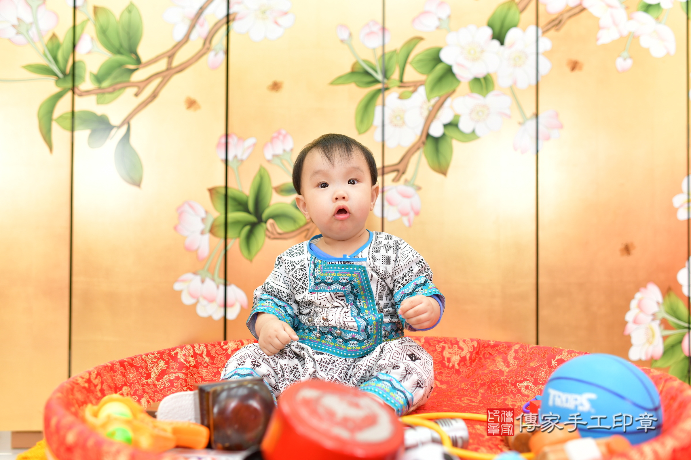 台中市北區小宬寶寶抓周推薦：傳家台中店抓周度脺中國風會場，嬰兒古禮抓周流程儀式吉祥話、抓周道具物品24種、拍照。抓周證書。2024.11.9，照片12
