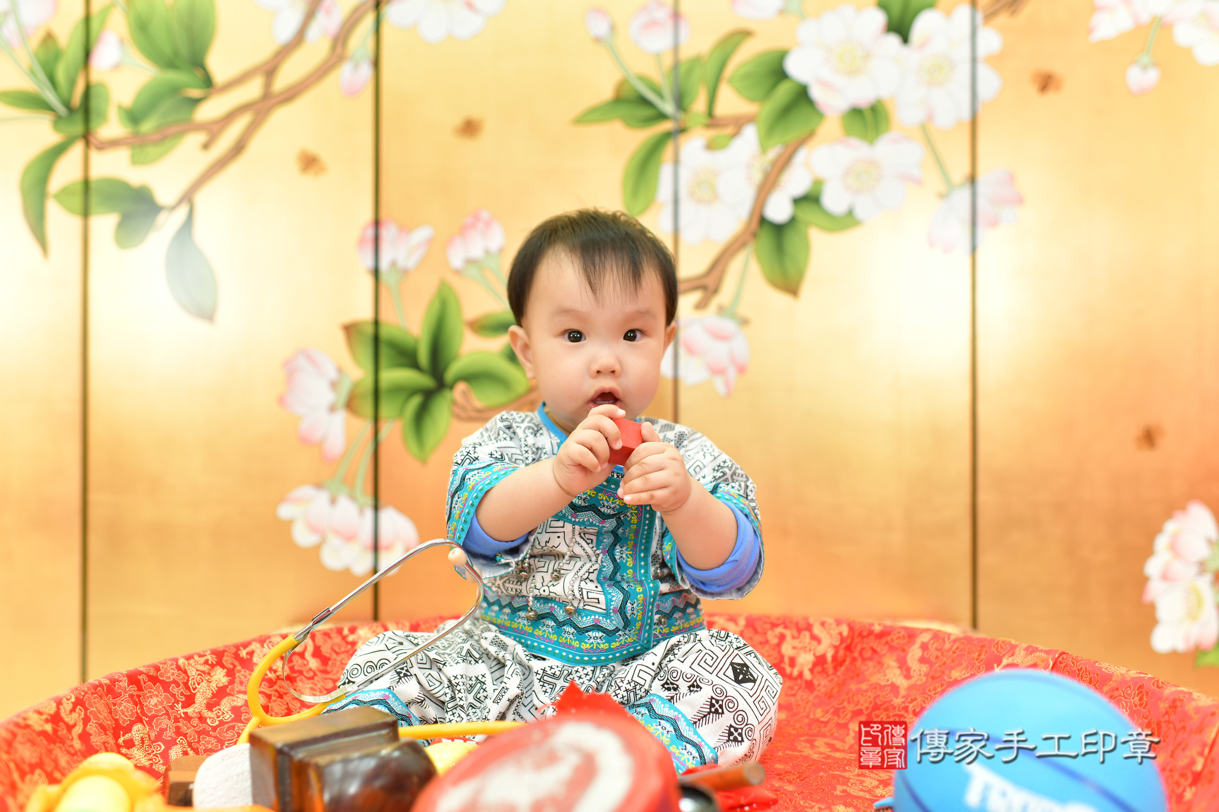 台中市北區小宬寶寶抓周推薦：傳家台中店抓周度脺中國風會場，嬰兒古禮抓周流程儀式吉祥話、抓周道具物品24種、拍照。抓周證書。2024.11.9，照片13