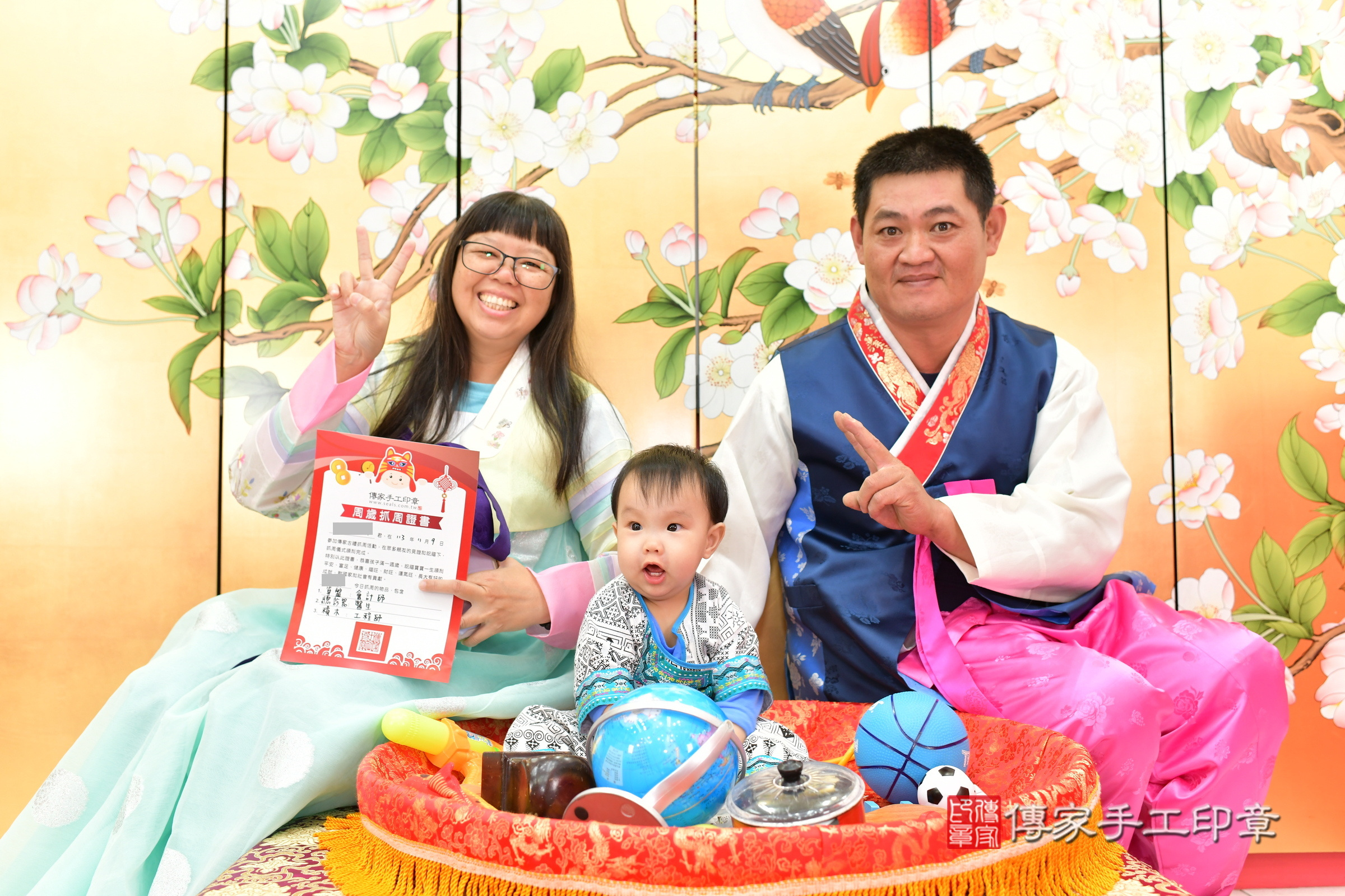 台中市北區小宬寶寶抓周推薦：傳家台中店抓周度脺中國風會場，嬰兒古禮抓周流程儀式吉祥話、抓周道具物品24種、拍照。抓周證書。2024.11.9，照片23
