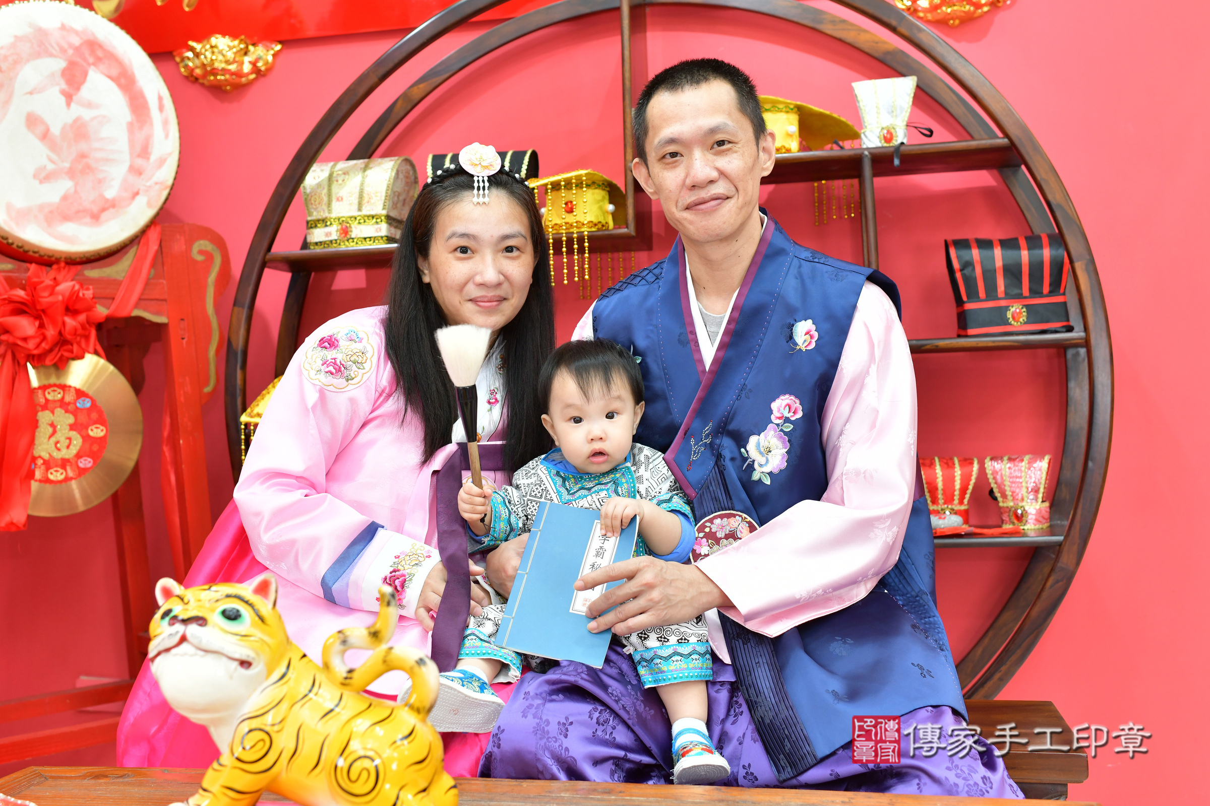 台中市北區小宬寶寶抓周推薦：傳家台中店抓周度脺中國風會場，嬰兒古禮抓周流程儀式吉祥話、抓周道具物品24種、拍照。抓周證書。2024.11.9，照片18