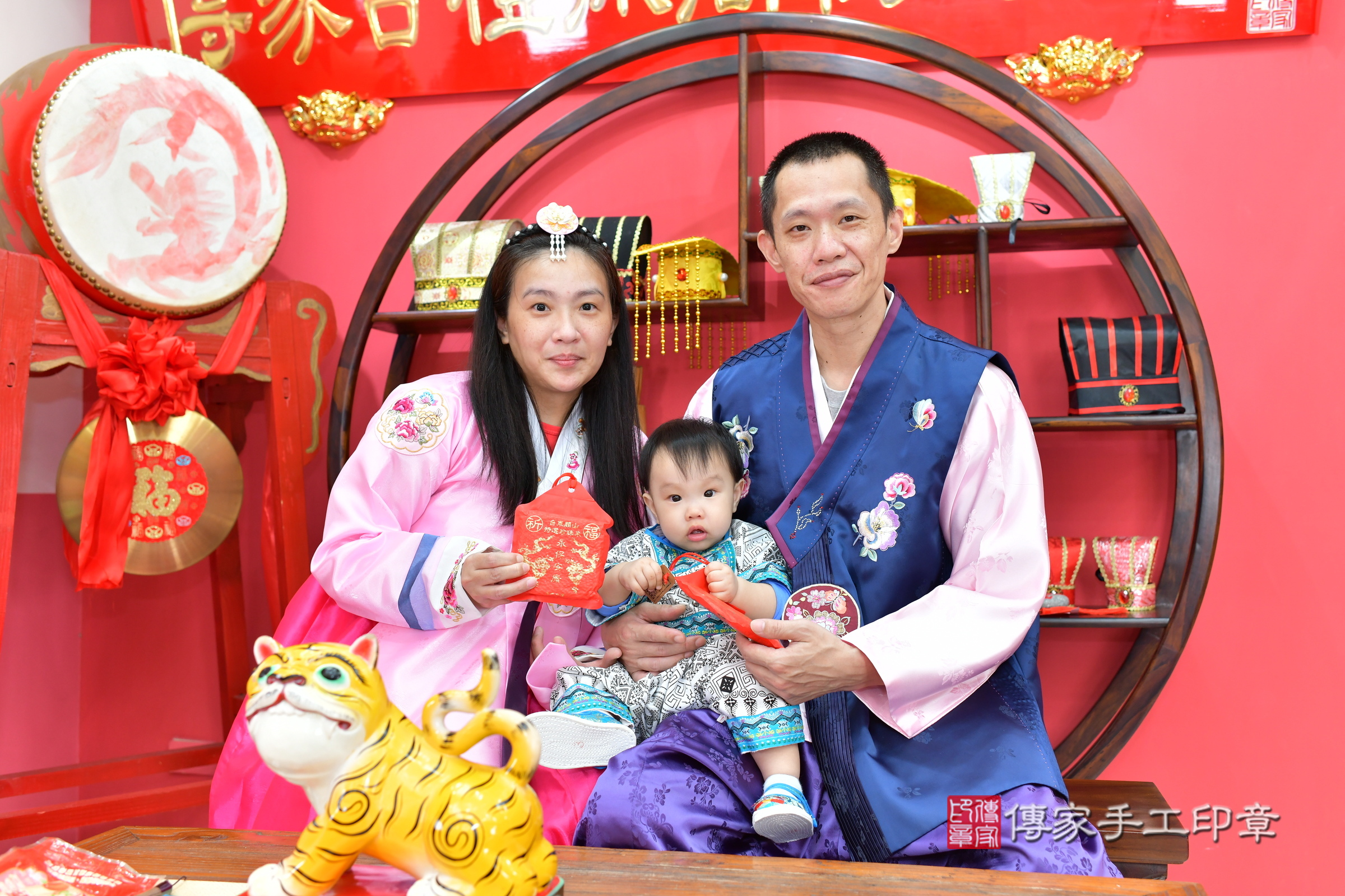 台中市北區小宬寶寶抓周推薦：傳家台中店抓周度脺中國風會場，嬰兒古禮抓周流程儀式吉祥話、抓周道具物品24種、拍照。抓周證書。2024.11.9，照片19