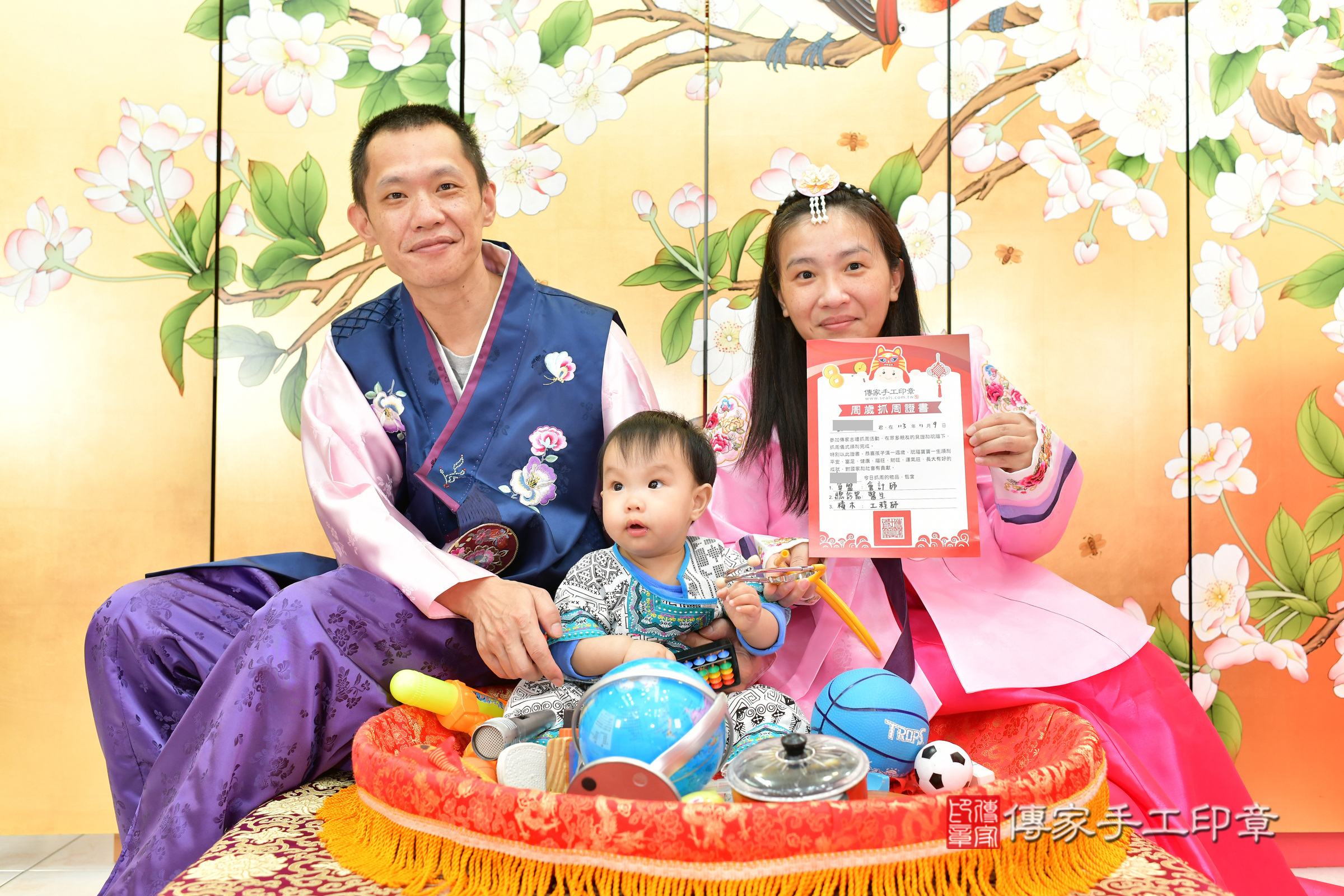 台中市北區小宬寶寶抓周推薦：傳家台中店抓周度脺中國風會場，嬰兒古禮抓周流程儀式吉祥話、抓周道具物品24種、拍照。抓周證書。2024.11.9，照片22