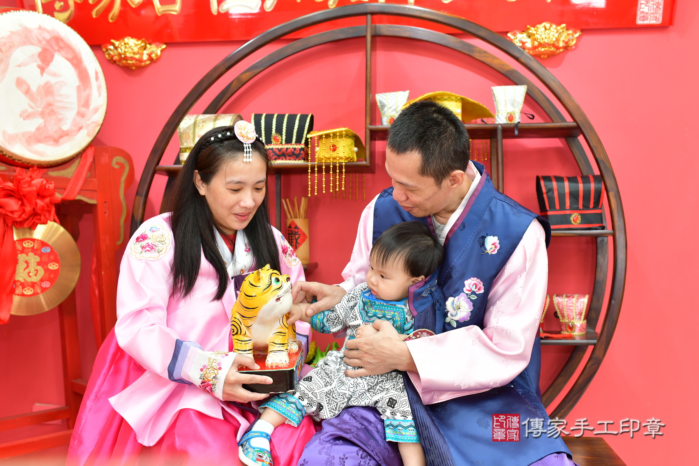台中市北區小宬寶寶抓周推薦：傳家台中店抓周度脺中國風會場，嬰兒古禮抓周流程儀式吉祥話、抓周道具物品24種、拍照。抓周證書。2024.11.9，照片15