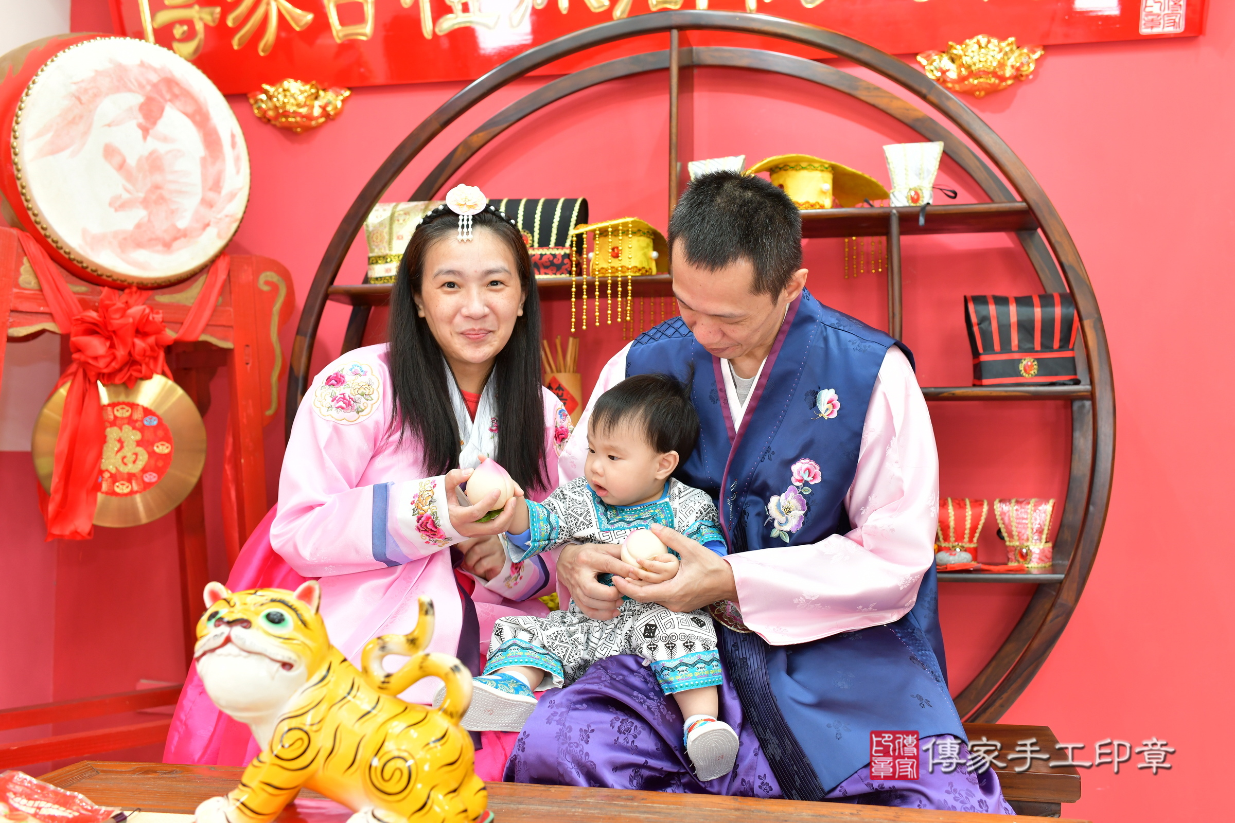 台中市北區小宬寶寶抓周推薦：傳家台中店抓周度脺中國風會場，嬰兒古禮抓周流程儀式吉祥話、抓周道具物品24種、拍照。抓周證書。2024.11.9，照片21