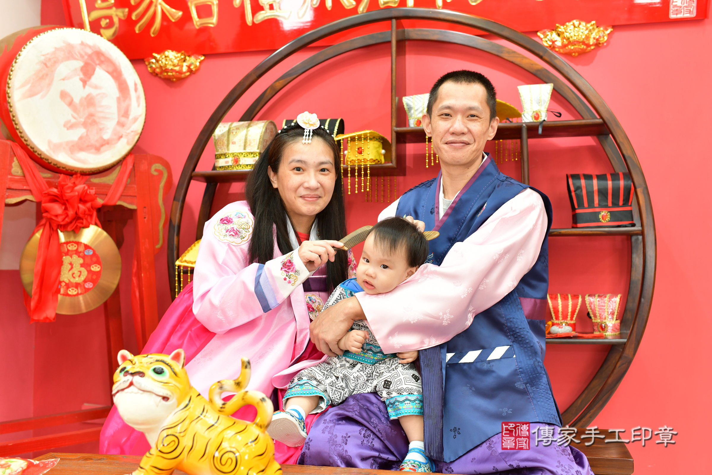 台中市北區小宬寶寶抓周推薦：傳家台中店抓周度脺中國風會場，嬰兒古禮抓周流程儀式吉祥話、抓周道具物品24種、拍照。抓周證書。2024.11.9，照片16
