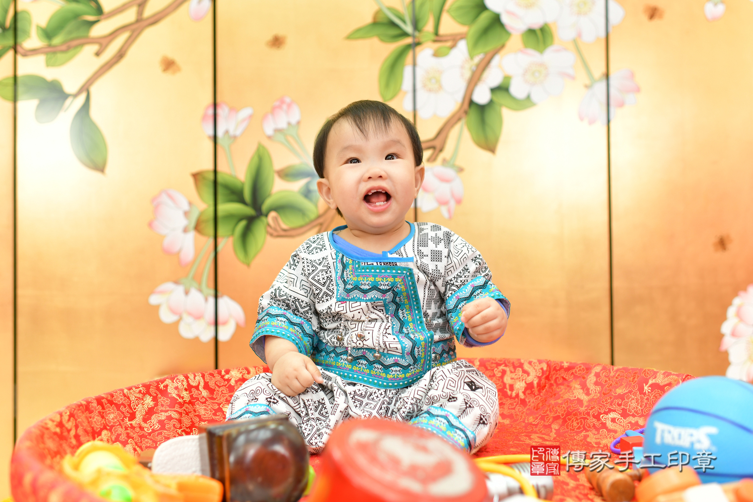 台中市北區小宬寶寶抓周推薦：傳家台中店抓周度脺中國風會場，嬰兒古禮抓周流程儀式吉祥話、抓周道具物品24種、拍照。抓周證書。2024.11.9，照片11
