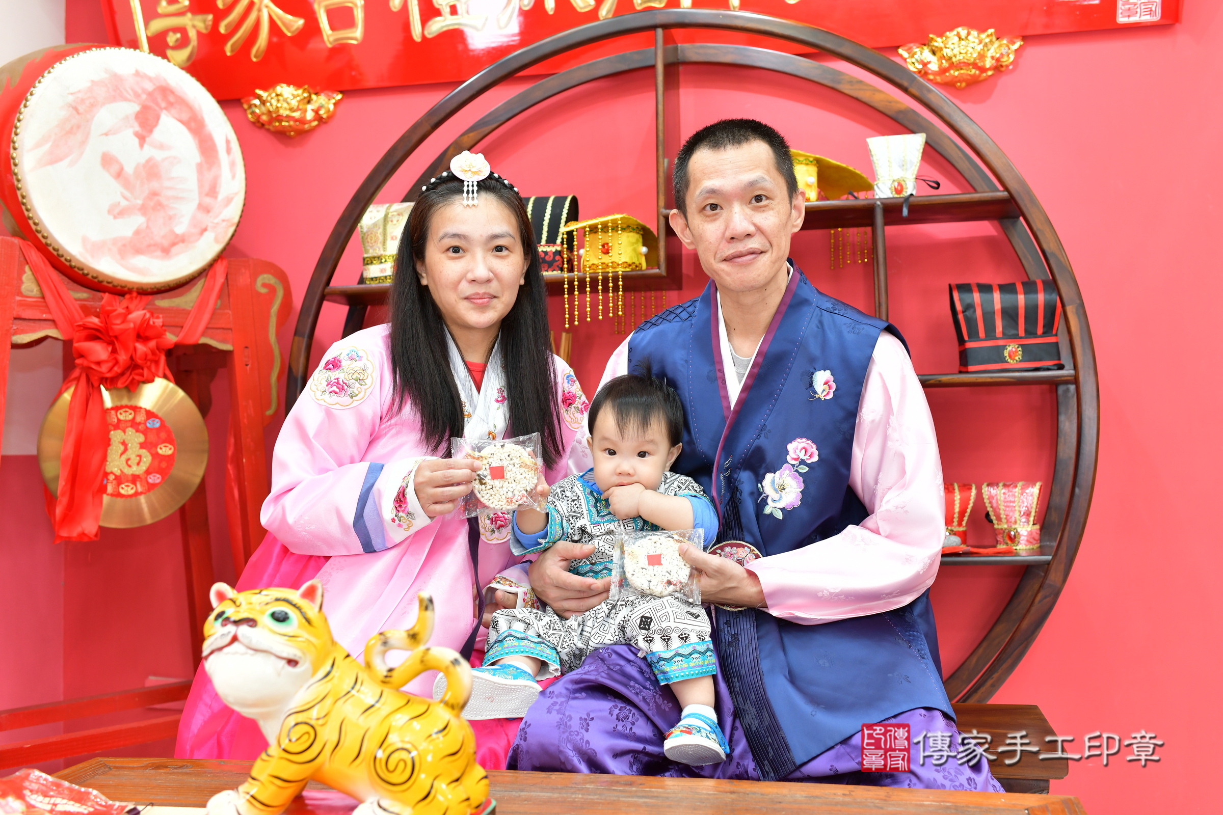台中市北區小宬寶寶抓周推薦：傳家台中店抓周度脺中國風會場，嬰兒古禮抓周流程儀式吉祥話、抓周道具物品24種、拍照。抓周證書。2024.11.9，照片20