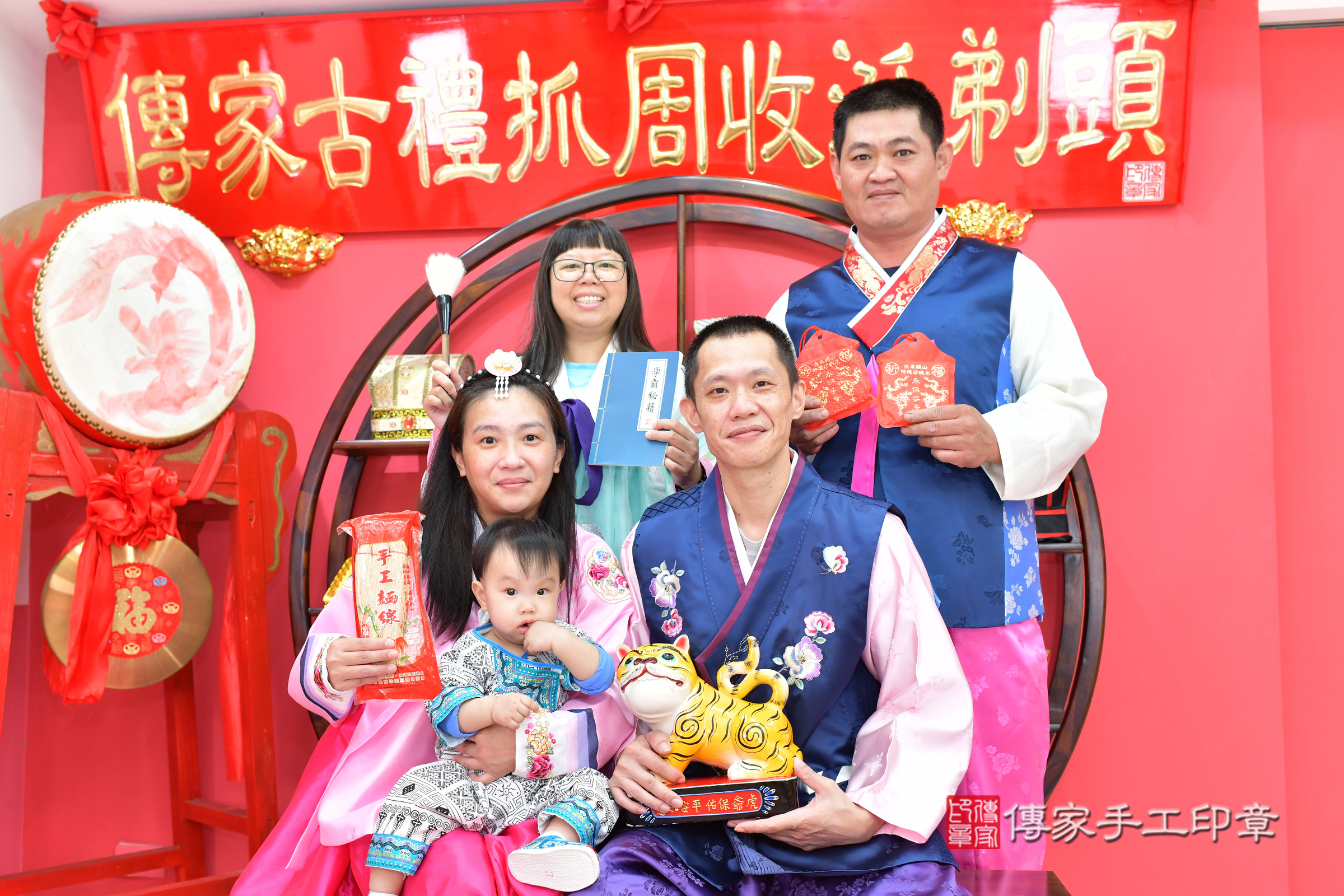 台中市北區小宬寶寶抓周推薦：傳家台中店抓周度脺中國風會場，嬰兒古禮抓周流程儀式吉祥話、抓周道具物品24種、拍照。抓周證書。2024.11.9，照片27