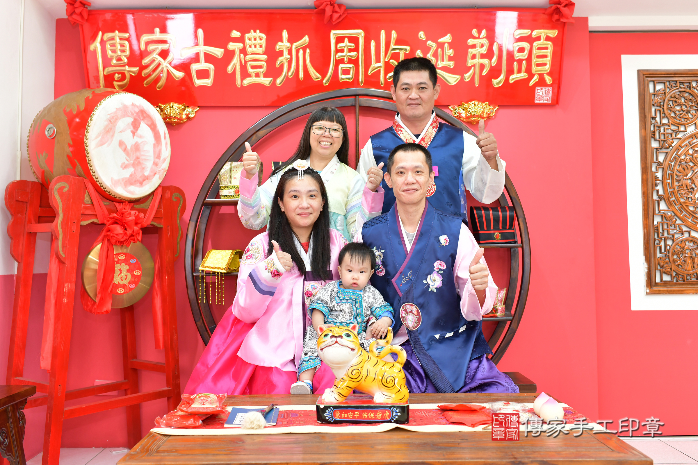 台中市北區小宬寶寶抓周推薦：傳家台中店抓周度脺中國風會場，嬰兒古禮抓周流程儀式吉祥話、抓周道具物品24種、拍照。抓周證書。2024.11.9，照片25