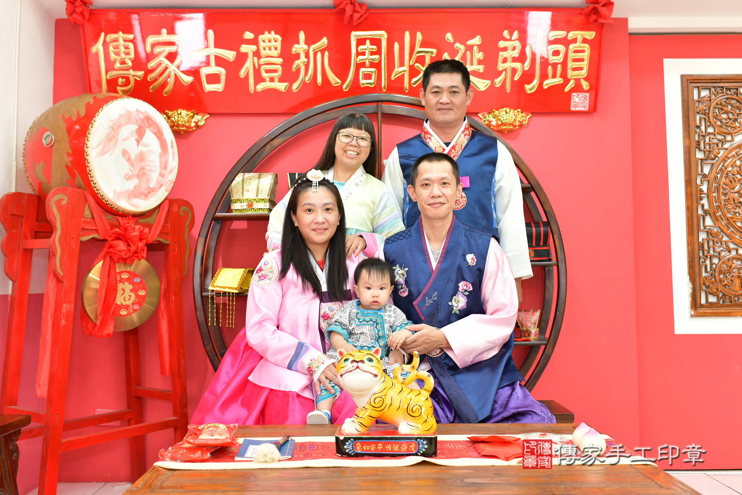 台中市北區小宬寶寶抓周推薦：傳家台中店抓周度脺中國風會場，嬰兒古禮抓周流程儀式吉祥話、抓周道具物品24種、拍照。抓周證書。2024.11.9，照片24