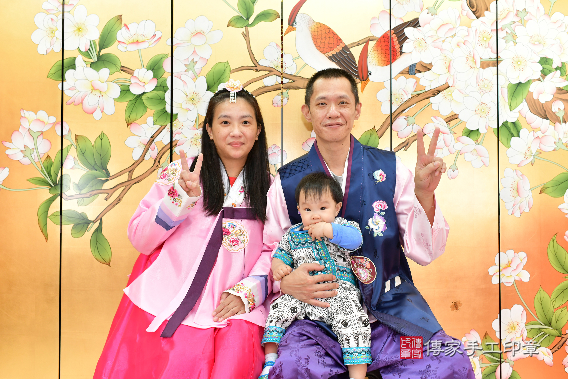 台中市北區小宬寶寶抓周推薦：傳家台中店抓周度脺中國風會場，嬰兒古禮抓周流程儀式吉祥話、抓周道具物品24種、拍照。抓周證書。2024.11.9，照片2