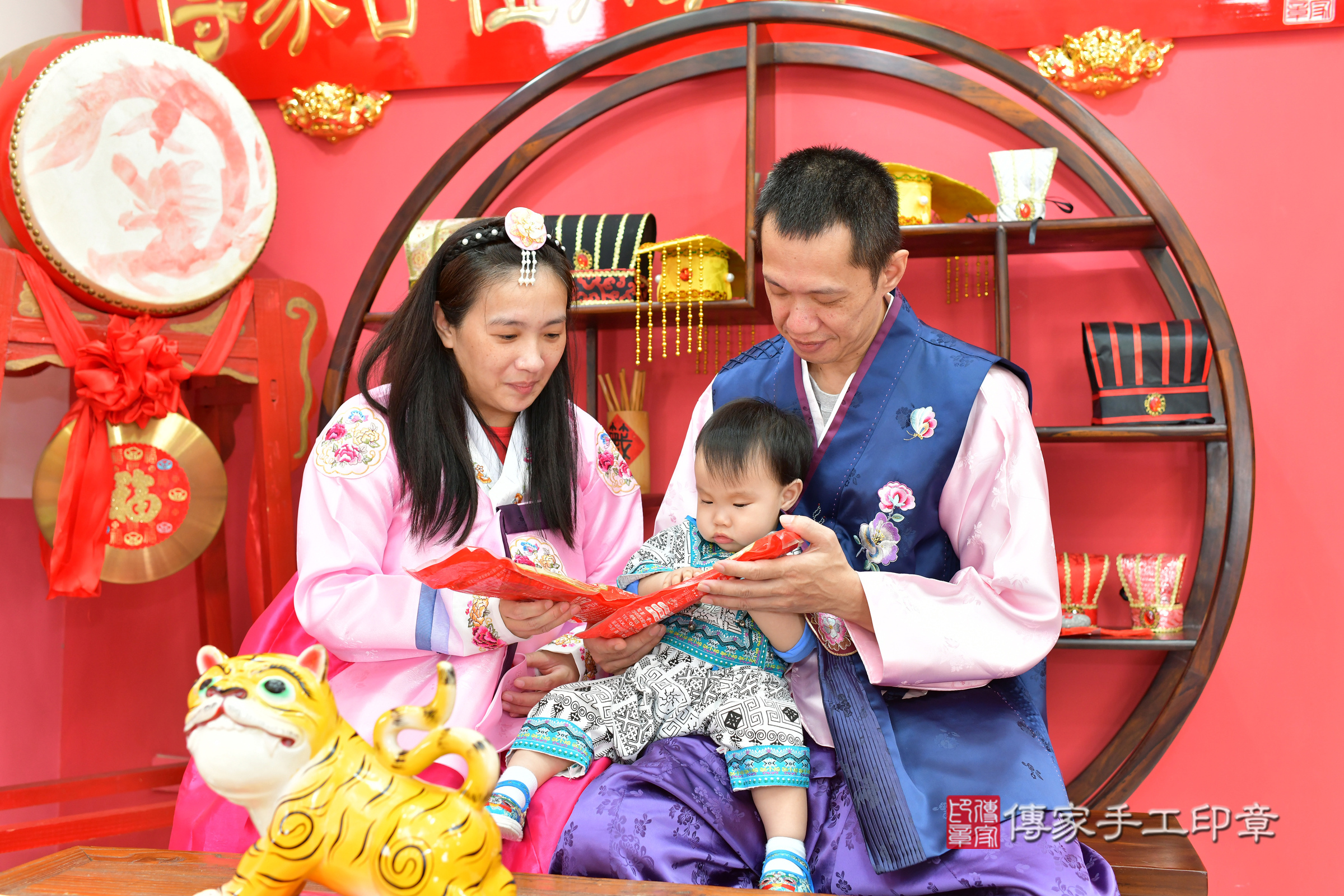 台中市北區小宬寶寶抓周推薦：傳家台中店抓周度脺中國風會場，嬰兒古禮抓周流程儀式吉祥話、抓周道具物品24種、拍照。抓周證書。2024.11.9，照片17