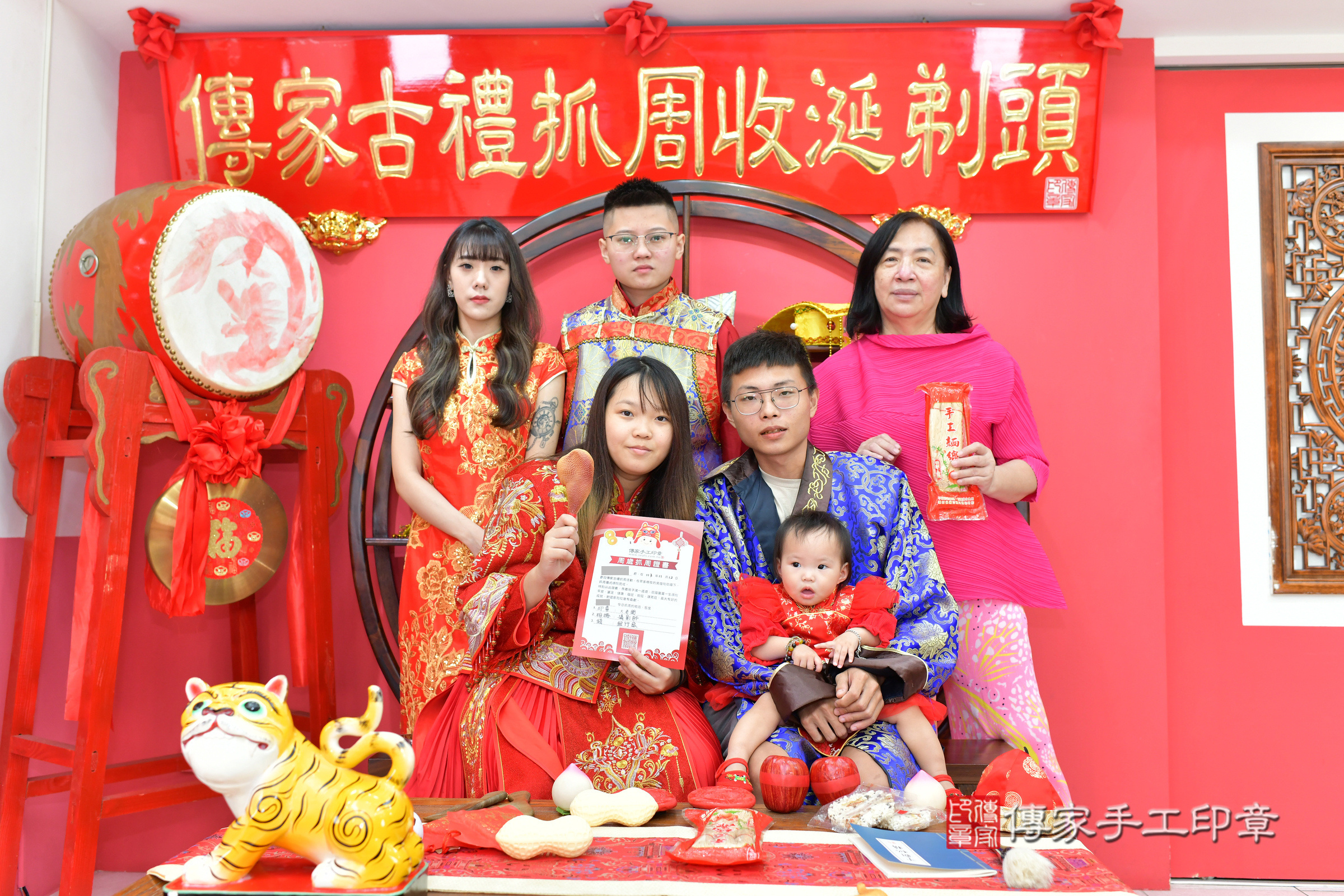 台中市北區小緁寶寶抓周推薦：傳家台中店抓周度脺中國風會場，嬰兒古禮抓周流程儀式吉祥話、抓周道具物品24種、拍照。抓周證書。2024.11.12，照片15