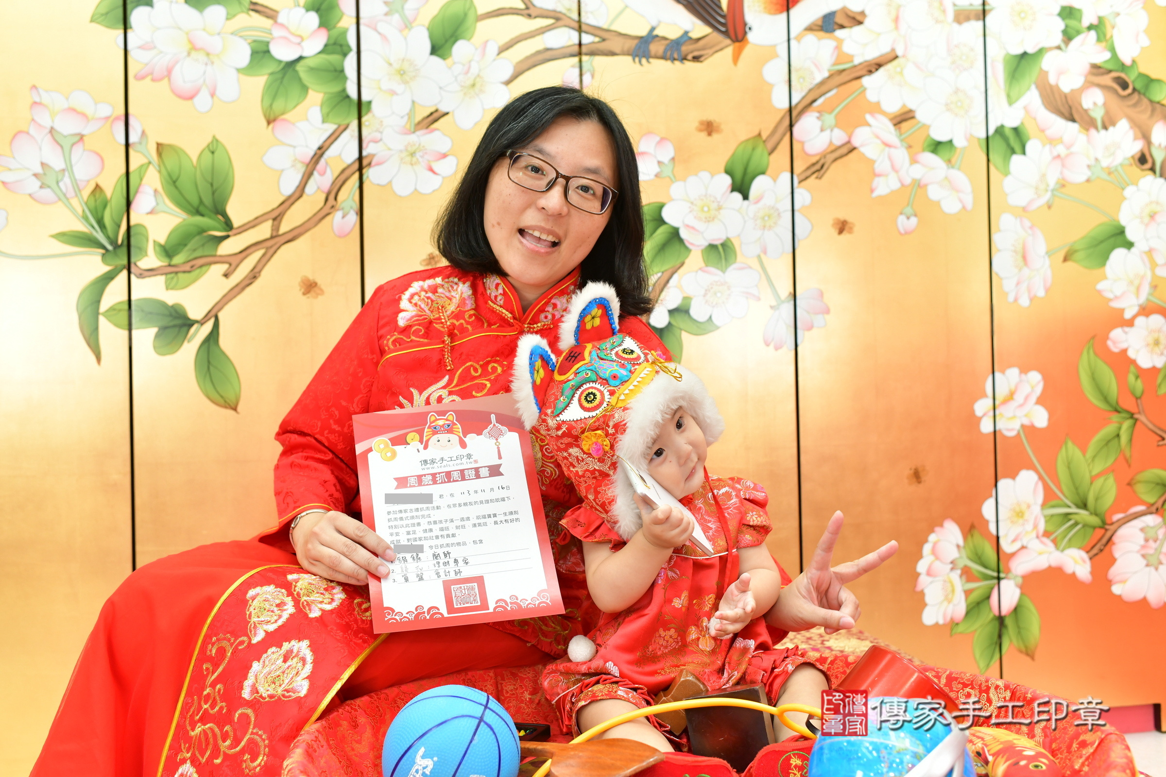 台中市北區言言寶寶抓周推薦：傳家台中店抓周度脺中國風會場，嬰兒古禮抓周流程儀式吉祥話、抓周道具物品24種、拍照。抓周證書。2024.11.16，照片20