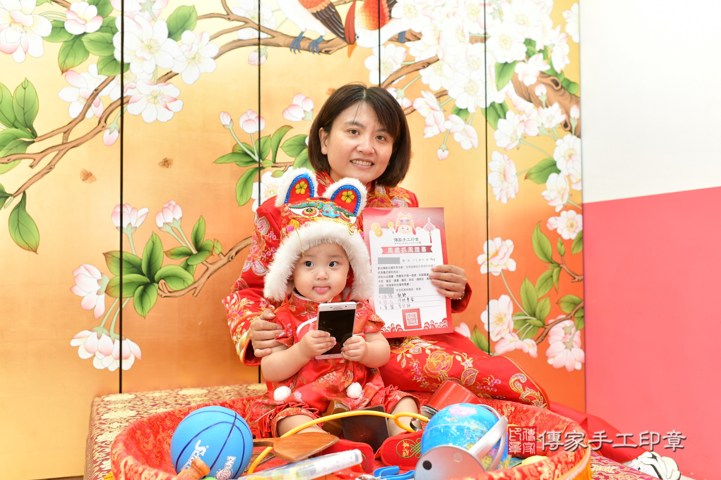 台中市北區言言寶寶抓周推薦：傳家台中店抓周度脺中國風會場，嬰兒古禮抓周流程儀式吉祥話、抓周道具物品24種、拍照。抓周證書。2024.11.16，照片21
